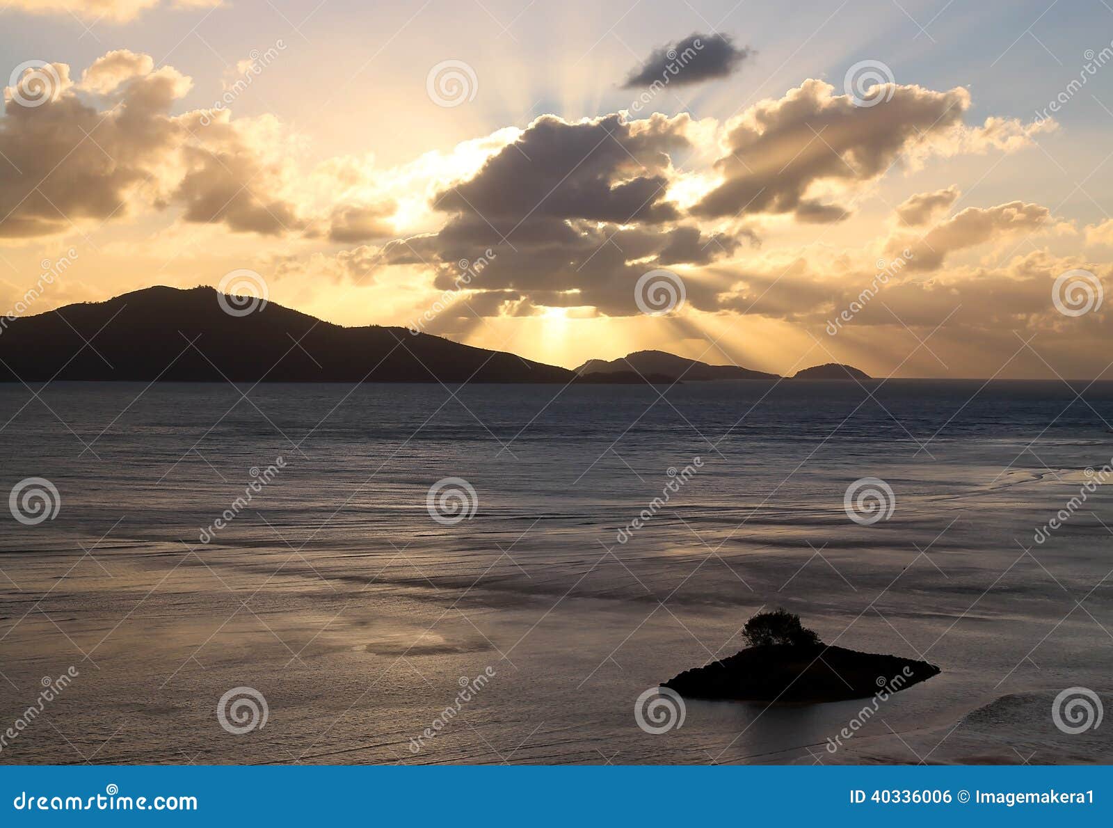 Золотой восход солнца над тропическими островами. Золотой восход солнца над тропическим раем островов