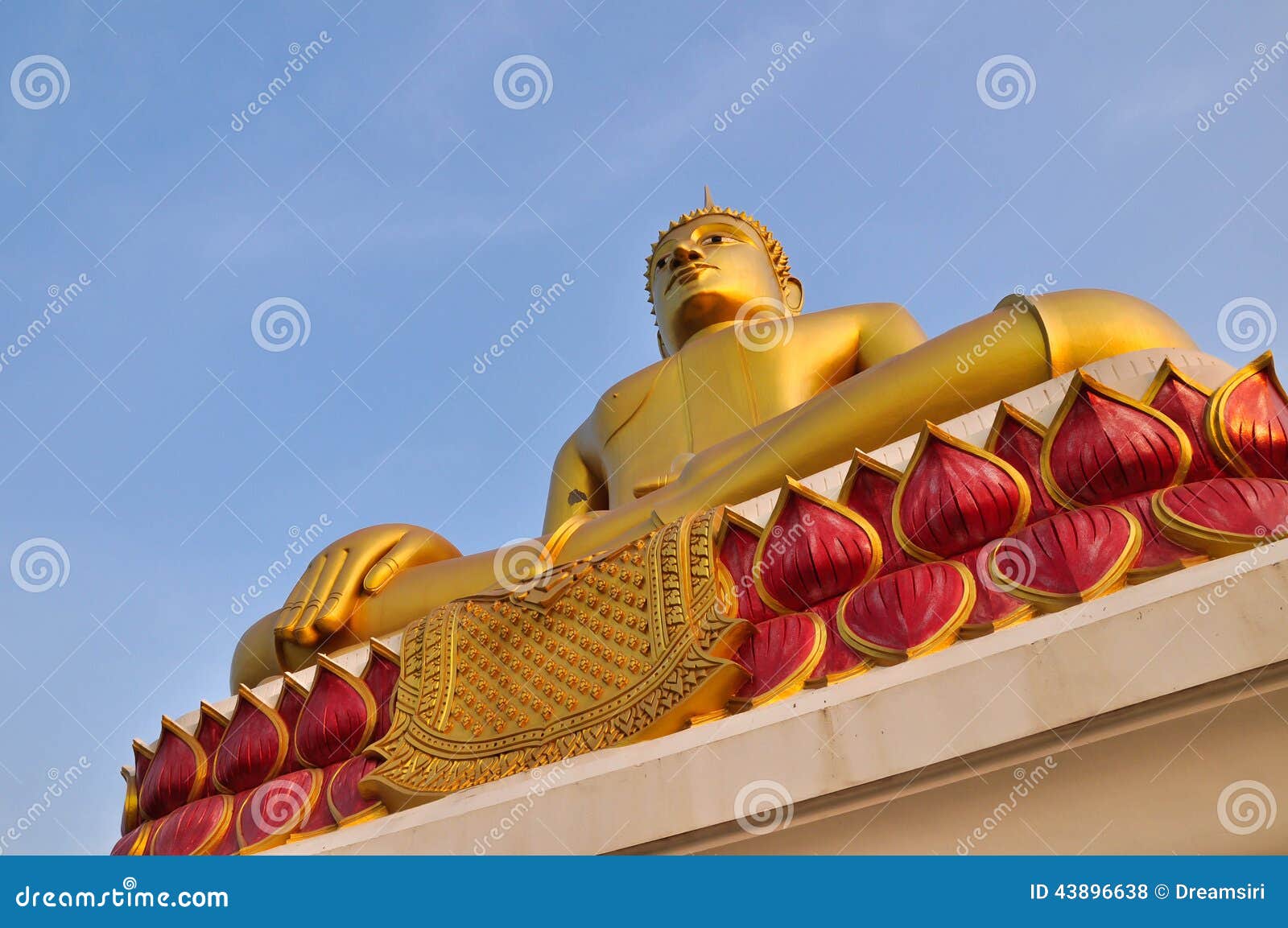 диаграмма усаживание Будды. Большая статуя Будды золота в Nongkhai, Таиланде