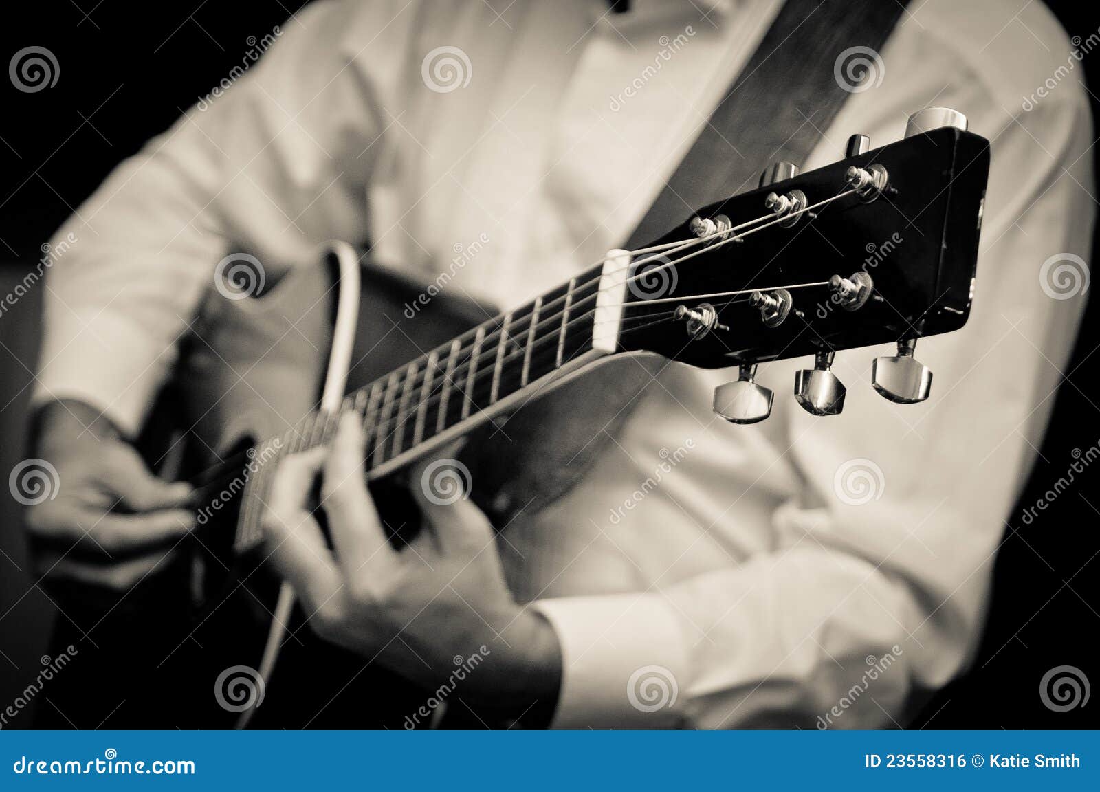 играть человека гитары. близкий человек гитары играя вверх