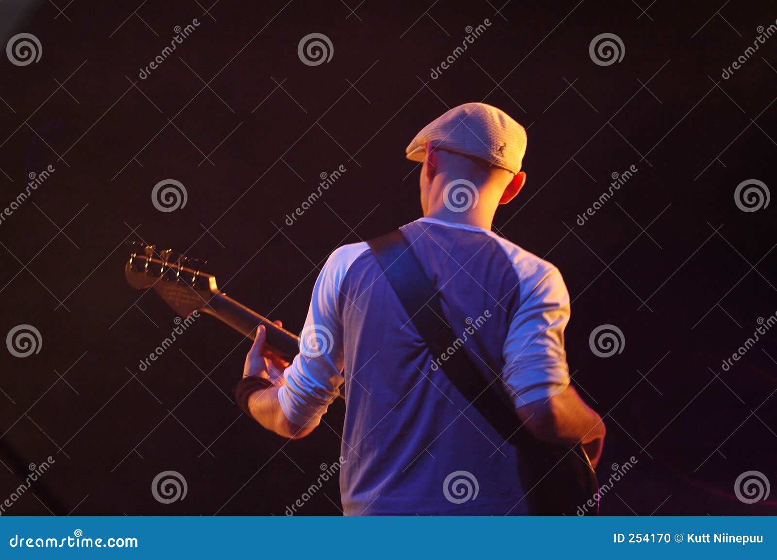игрок гитары 2. утес s игрока заднего ключа гитары согласия полосы басового низкий снял этап