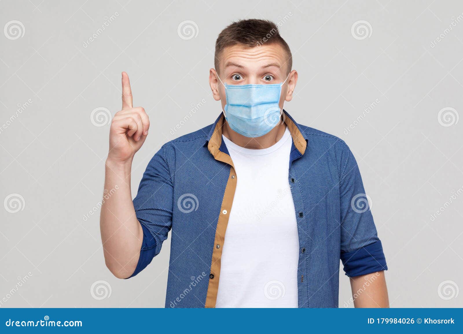 Идея Портрет взволнованного молодого человека в случайном стиле с ...