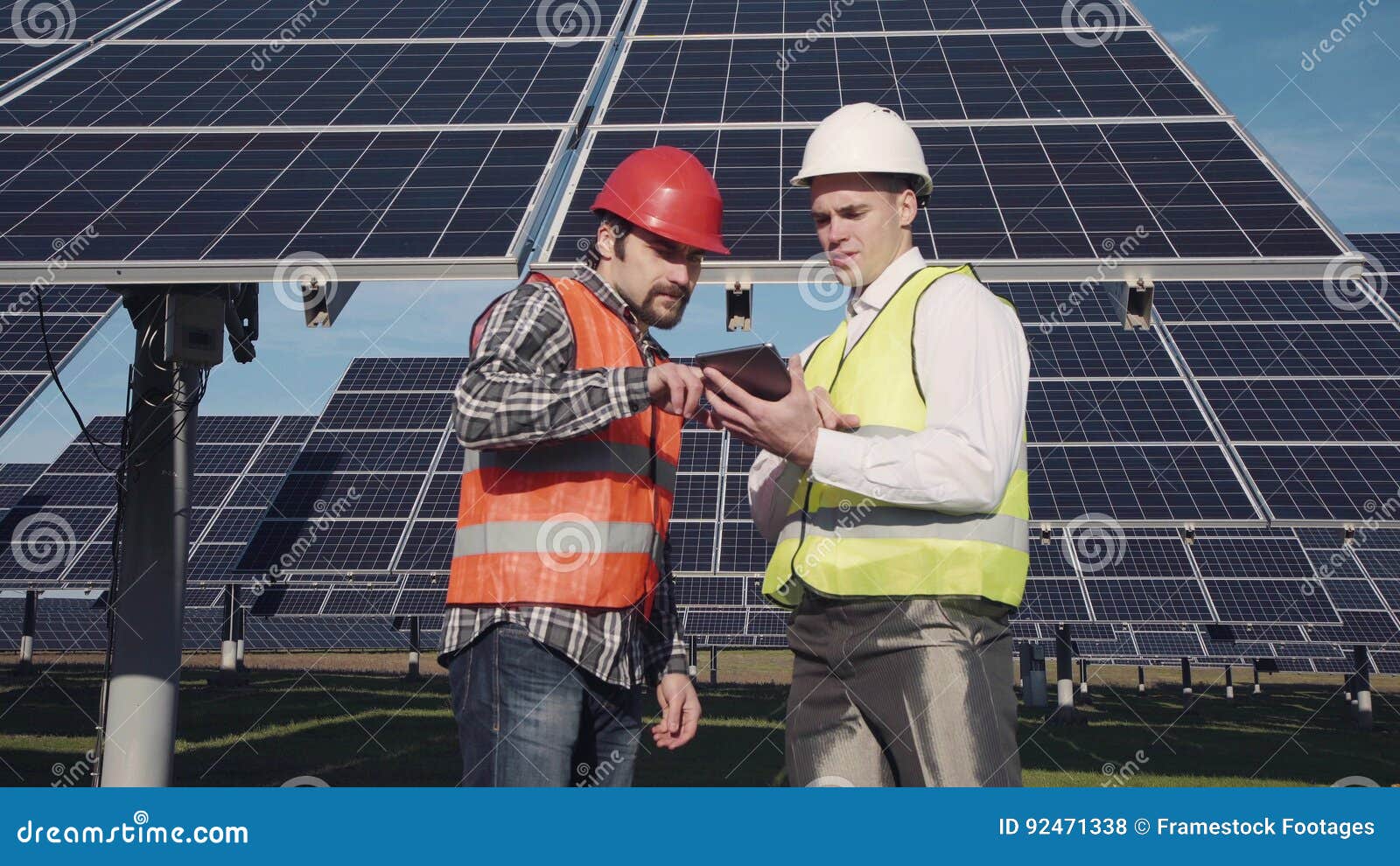 2 инженера с таблеткой стоковое фото. изображение насчитывающей панель ...