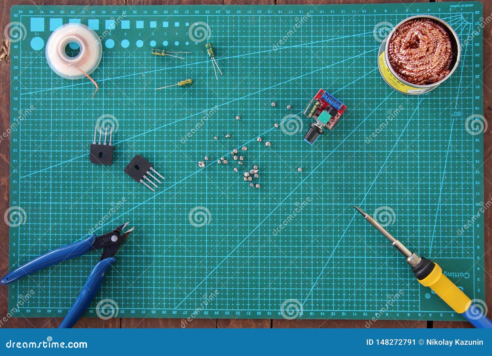 Инструмент ремонта электроники на таблице на зеленом взгляде сверху ...