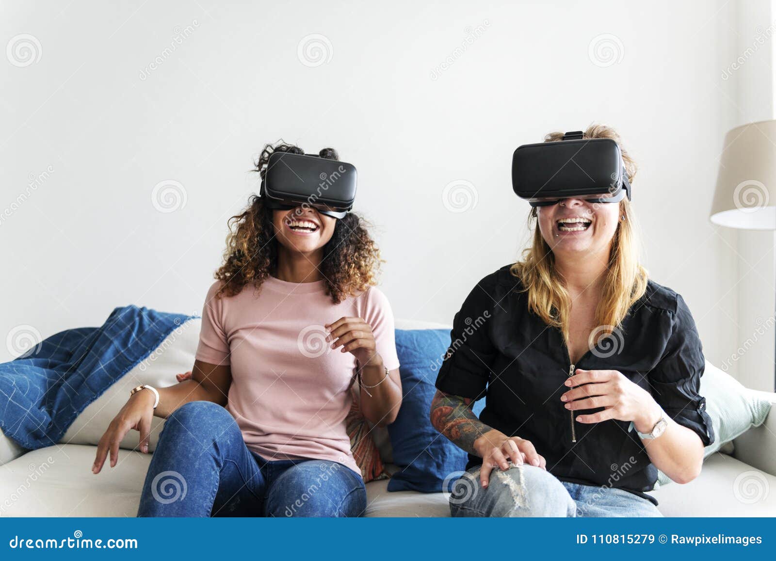 испытывать виртуальную реальность с шлемофоном VR