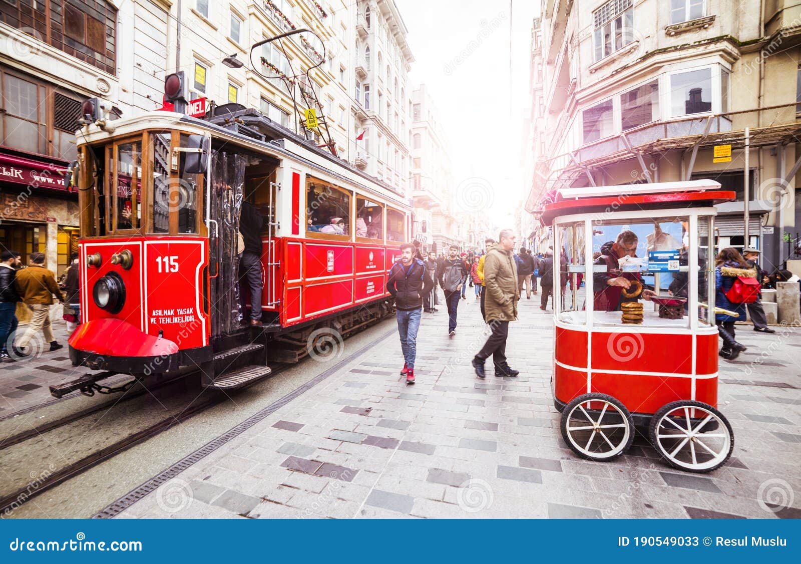 Исторический трамвай на улице истикляль таксим. Турция В стамбуле ...