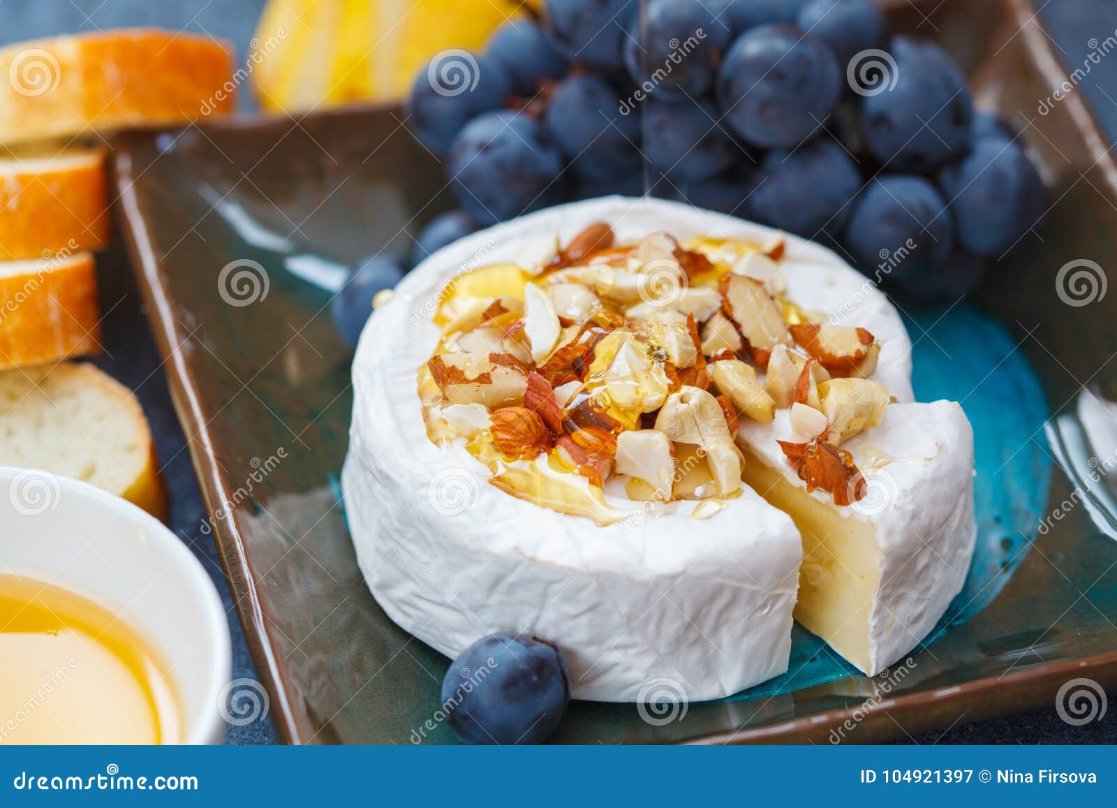 Мягкий сыр с медом Бри