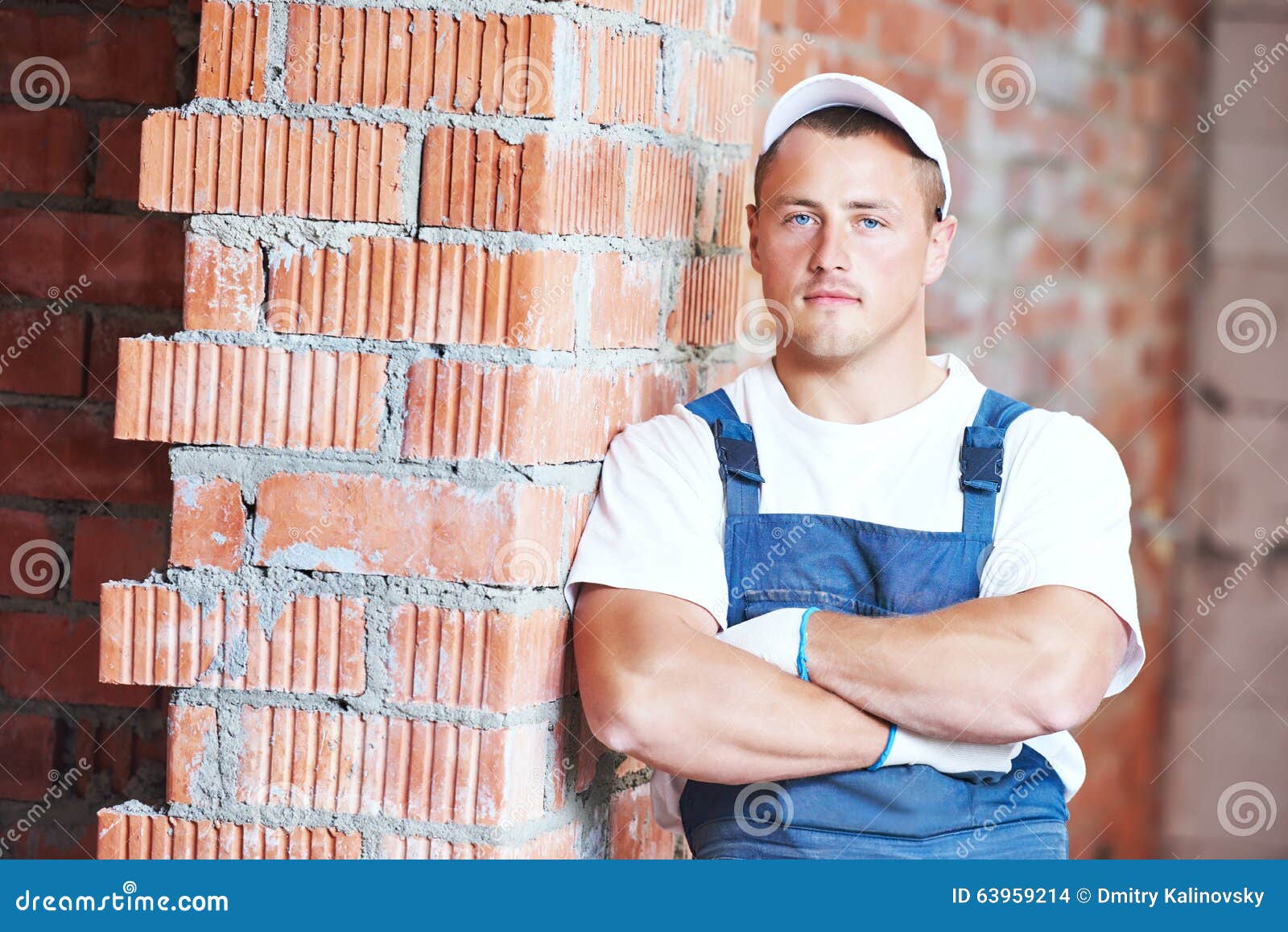 Каменщик каменщика стоя близко Brickwall Стоковое Фото - изображение ...