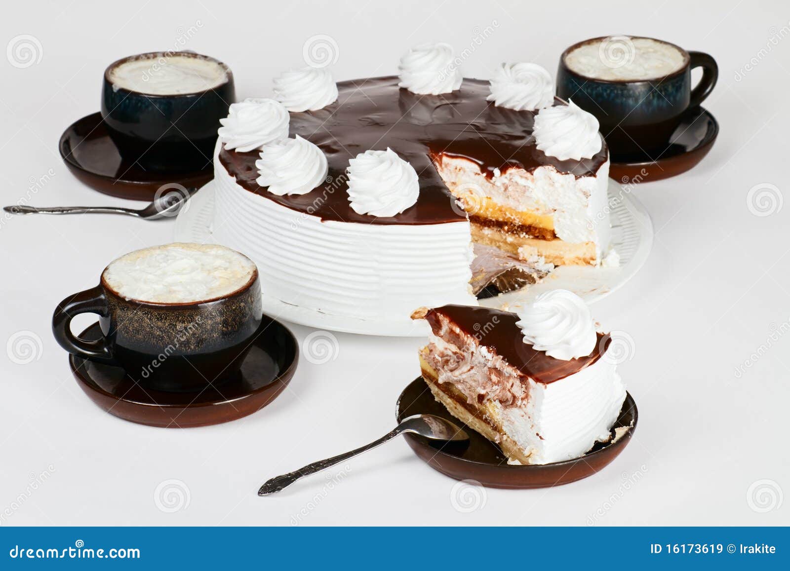 коричневый шоколад капучино торта покрыл белизну чашки служят декором, котор