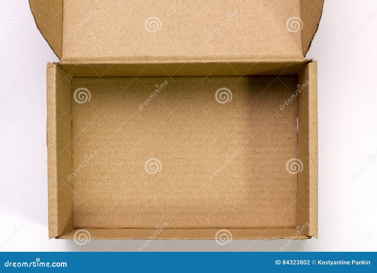 Внутри картонной коробки