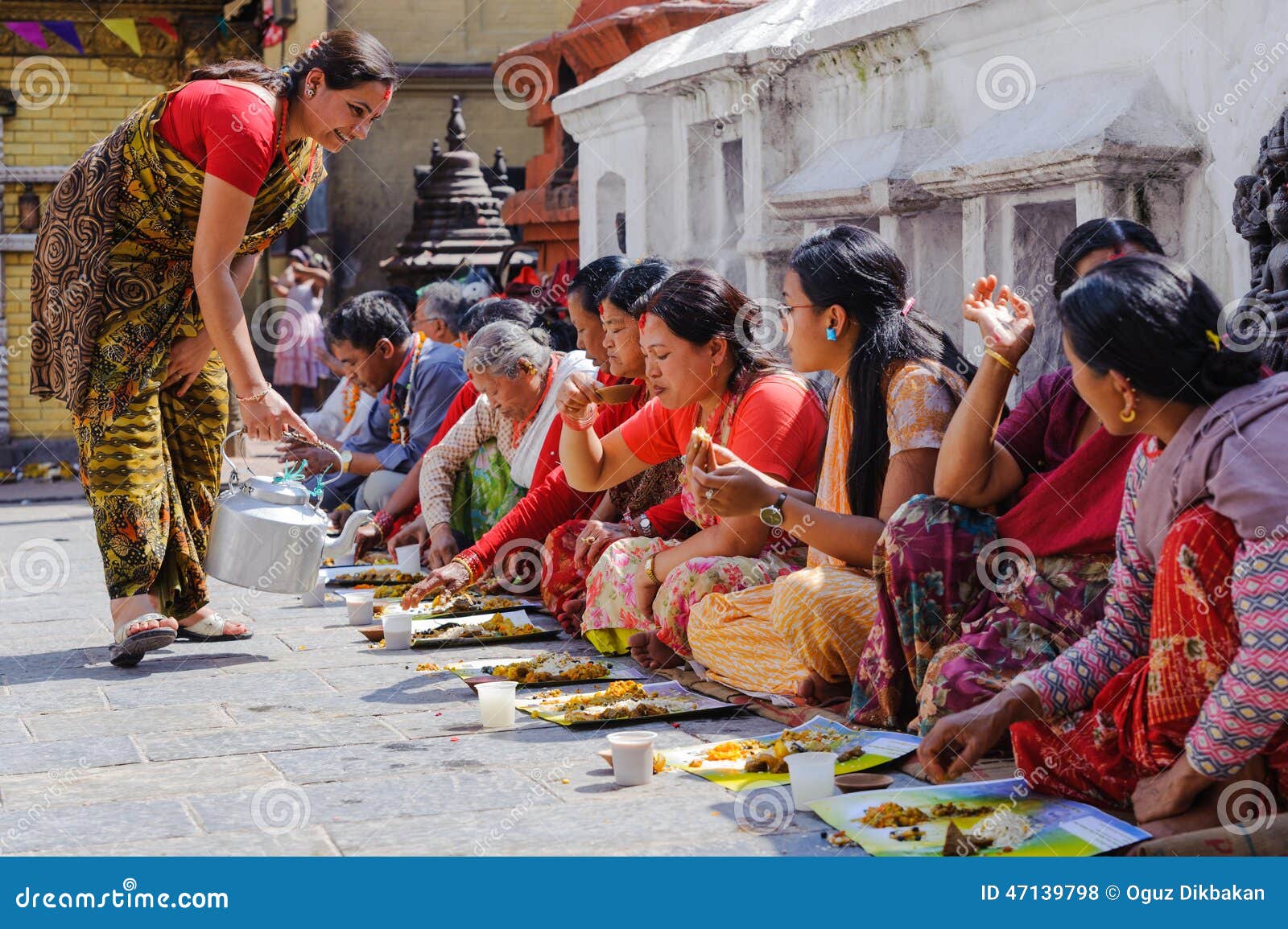 КАТМАНДУ, НЕПАЛ - 9-ОЕ ИЮЛЯ 2011: Люди имея еду на открытом завтраке ...