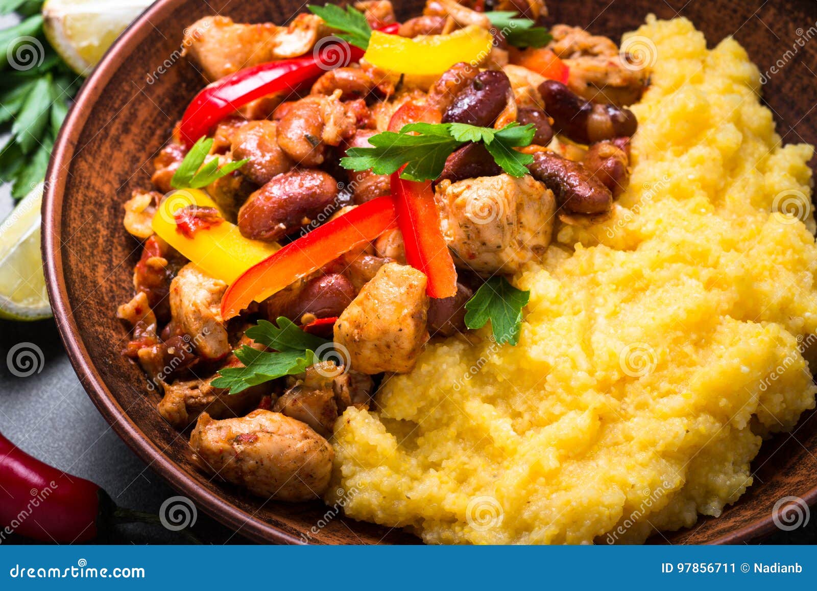 Кукурузная каша с овощами и мясом