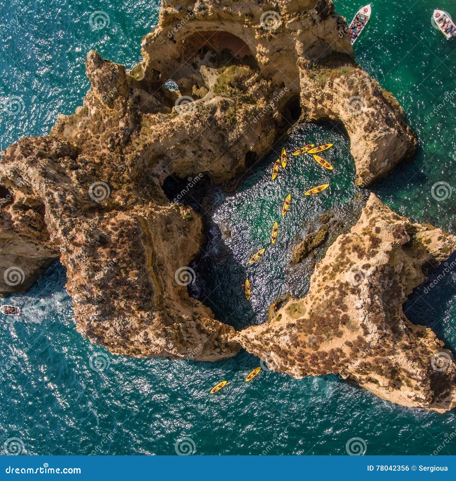 Каяки на морской воде на Ponta da Piedade дел. Каяки на морской воде на Ponta da Piedade, области Алгарве, Португалии