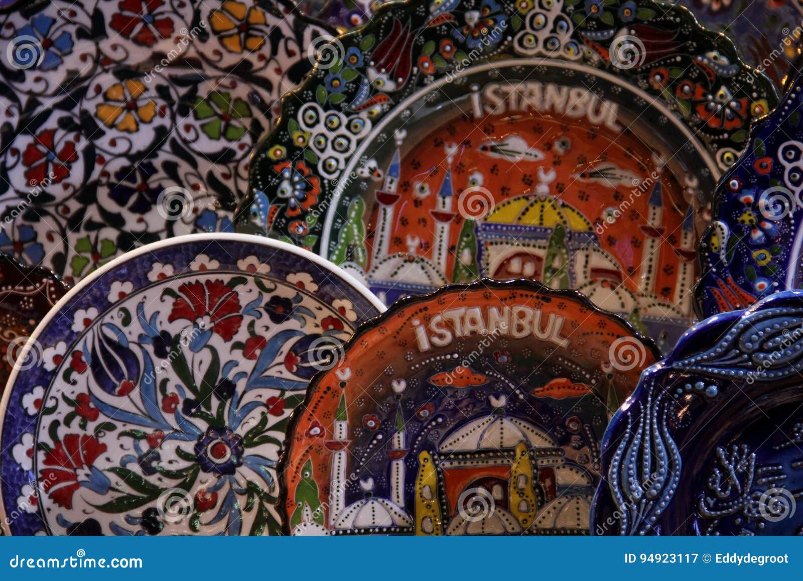 Керамические плиты продали для сувениров на грандиозном базаре в Стамбуле, Турции