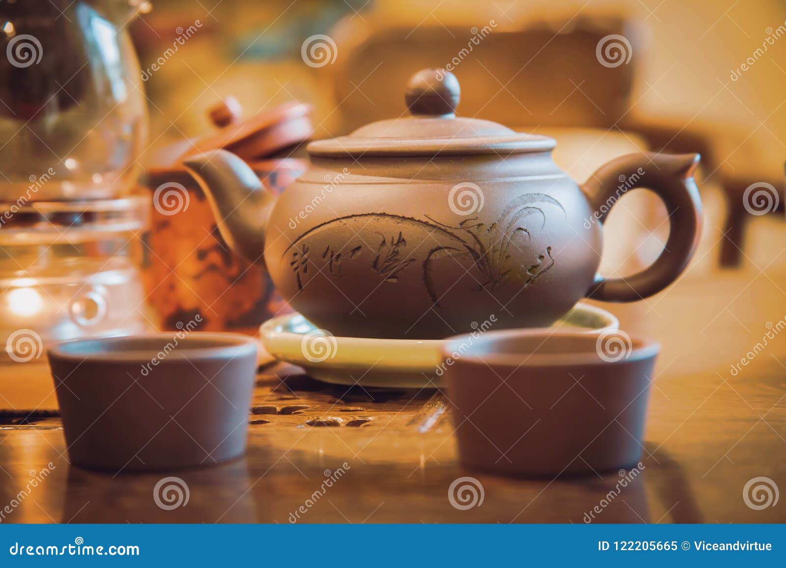 Керамический чайник с чашками китайского чая Стоковое Изображение .