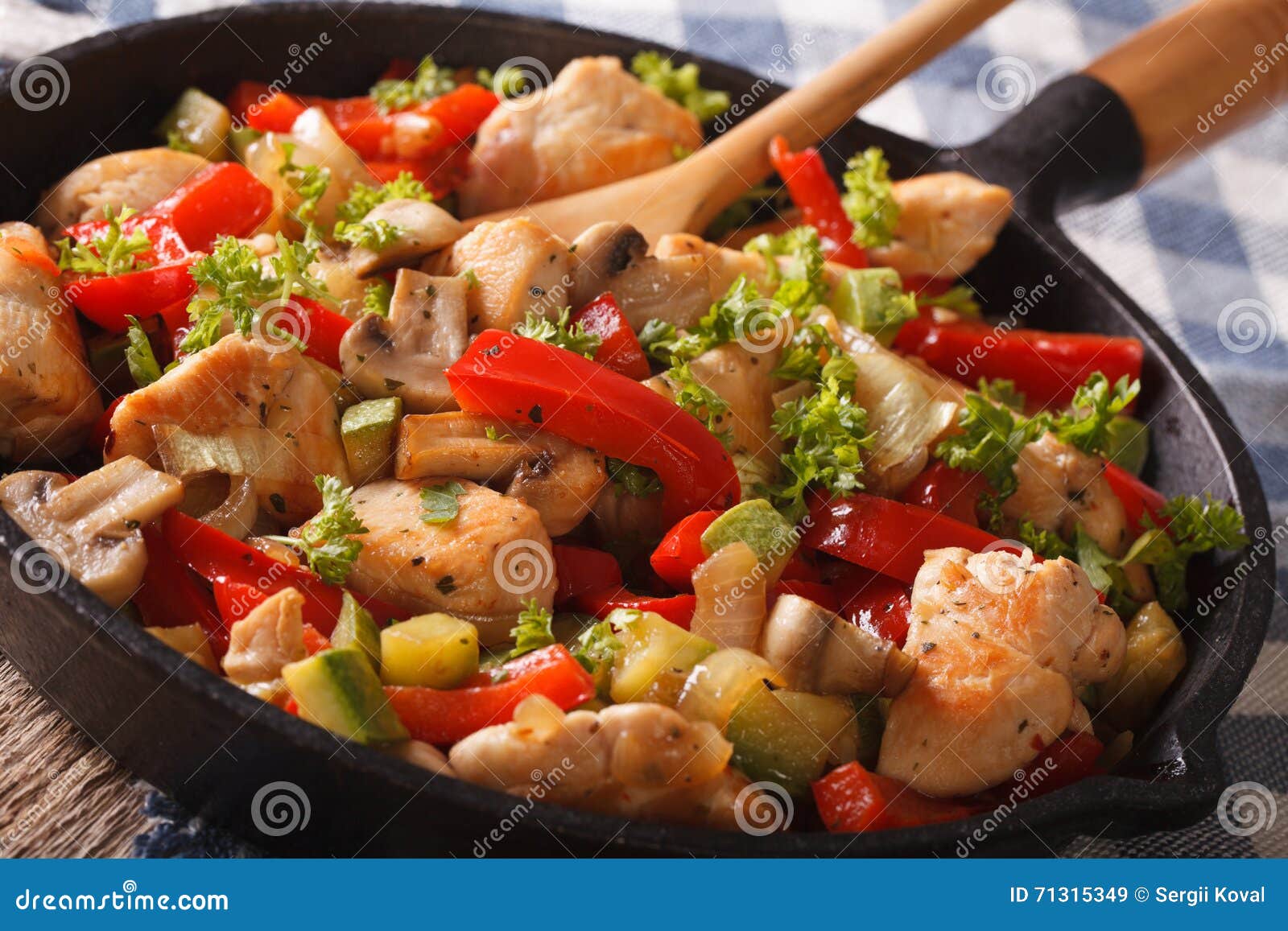 Индейка с грибами и овощами