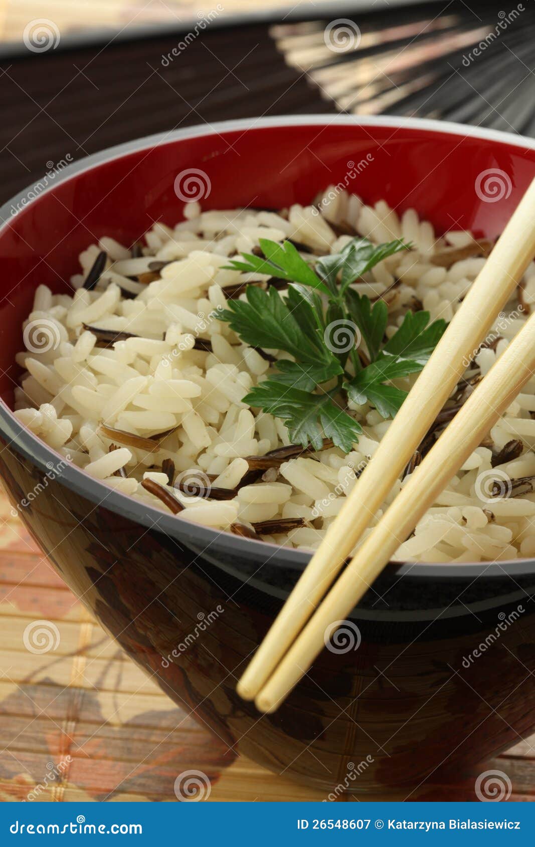 Китайская светлая тарелка. Крупный план шара китайского светлого риса
