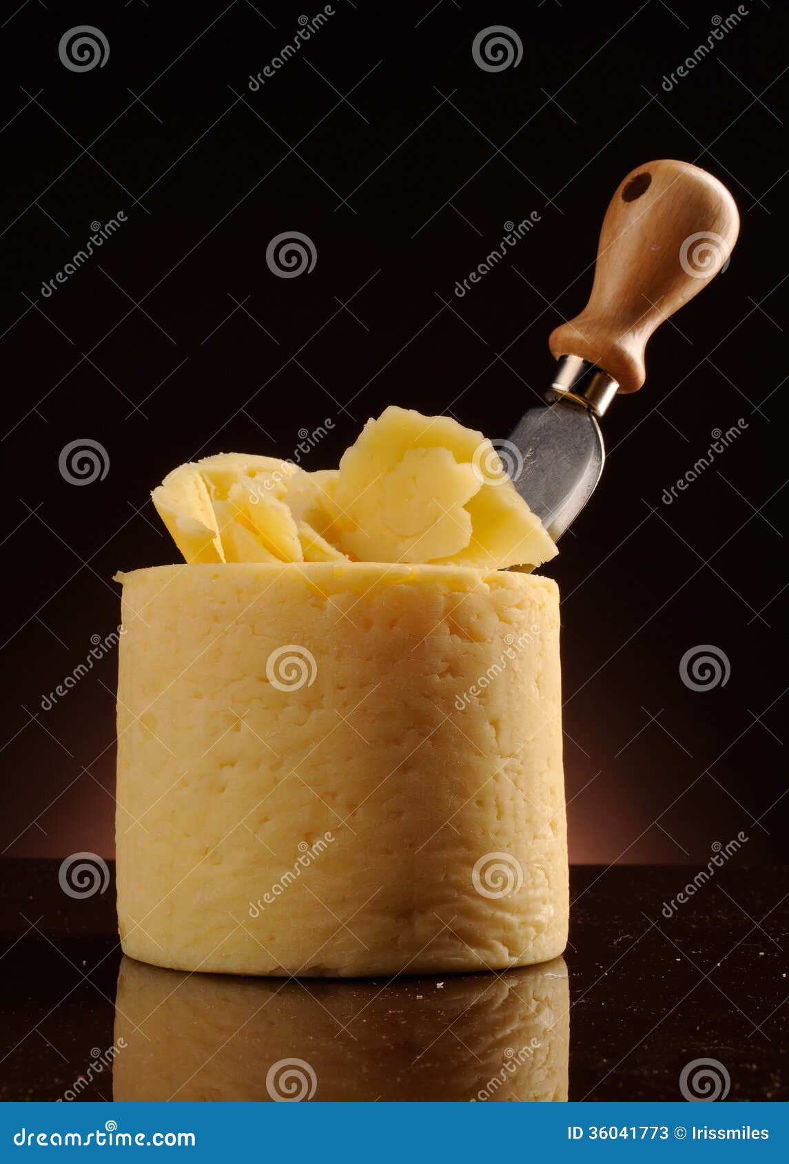 Колесо сыра с ножом стоковое изображение. изображение насчитывающей ...