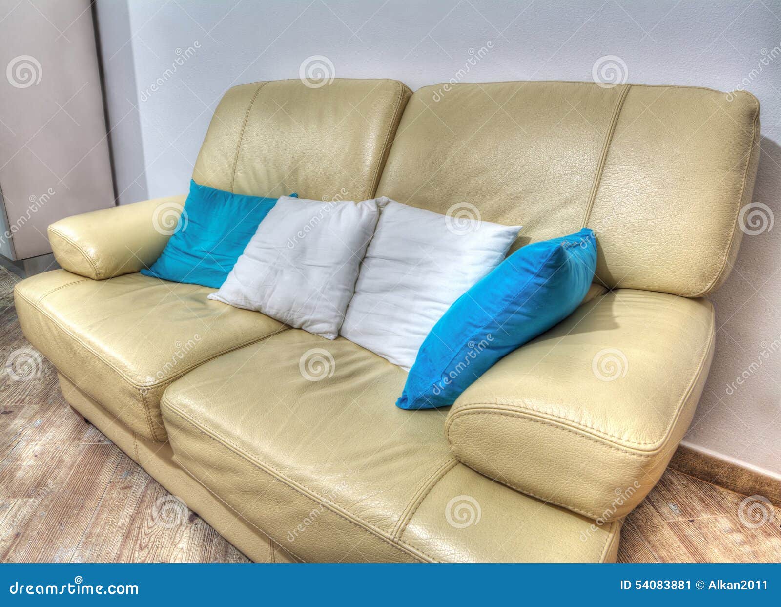 Кожаное кресло с подушками в живущей комнате в hdr