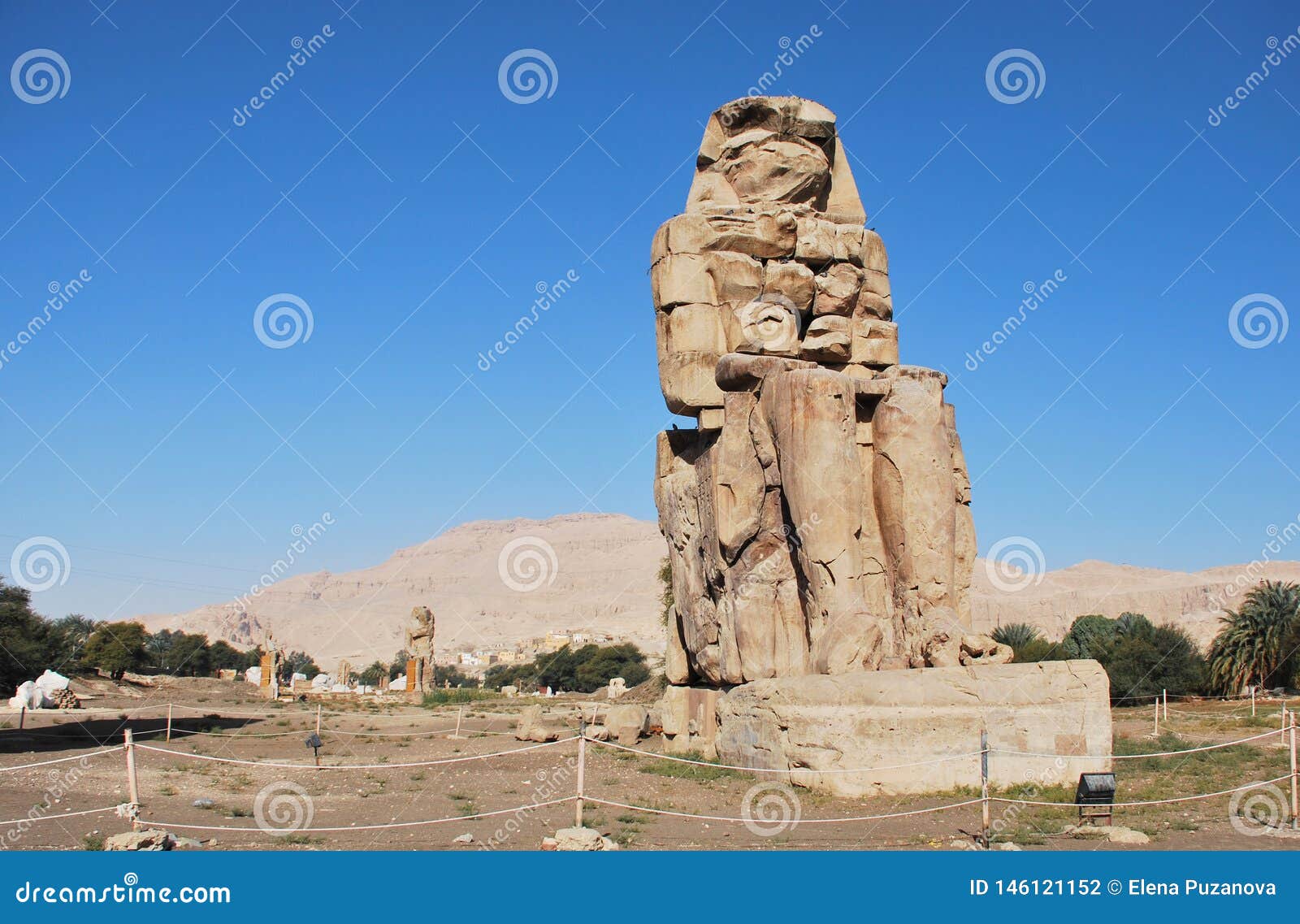 Колосс Memnon, Египта. Колосс Memnon, массивная каменная статуя фараона Amenhotep III в западном побережье Луксора, Египта