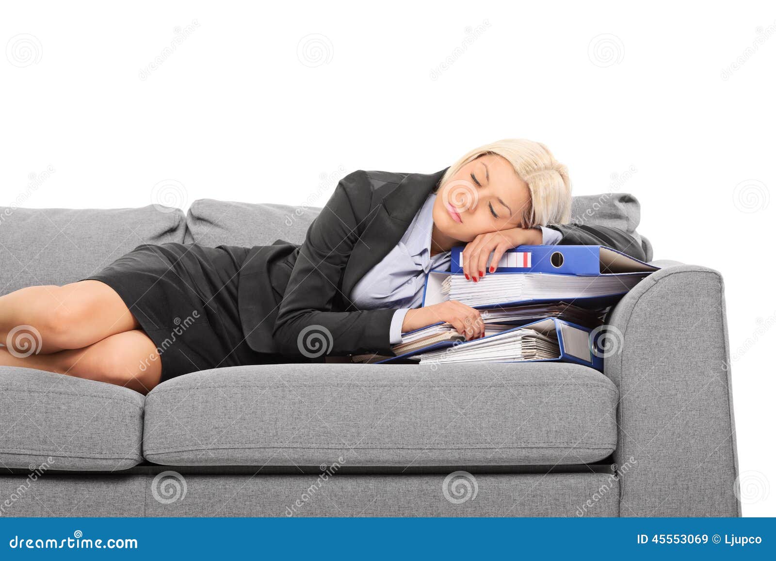 Коммерсантка спать на куче документов изолированных на белой предпосылке