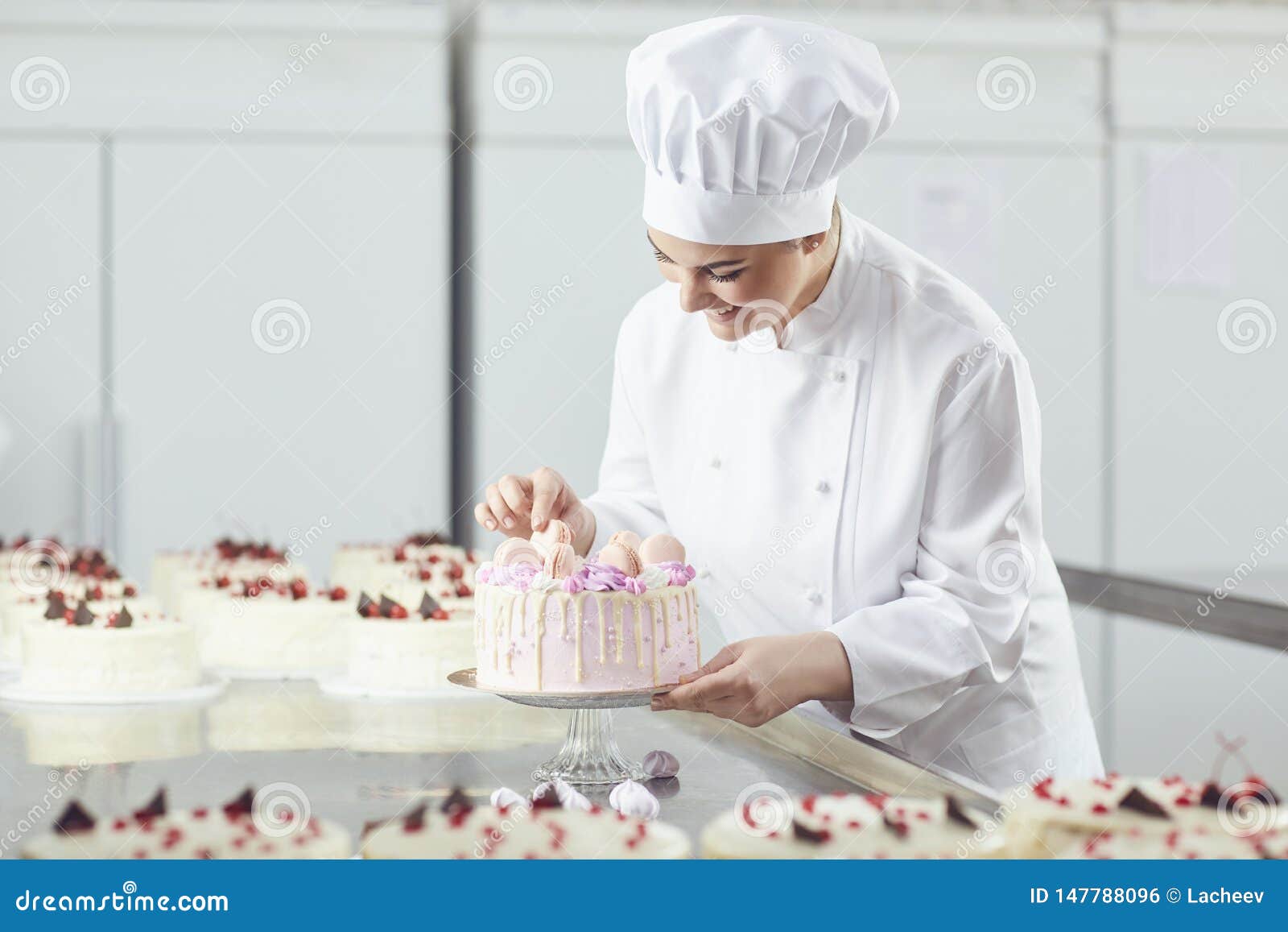 опишите фотографию кондитер