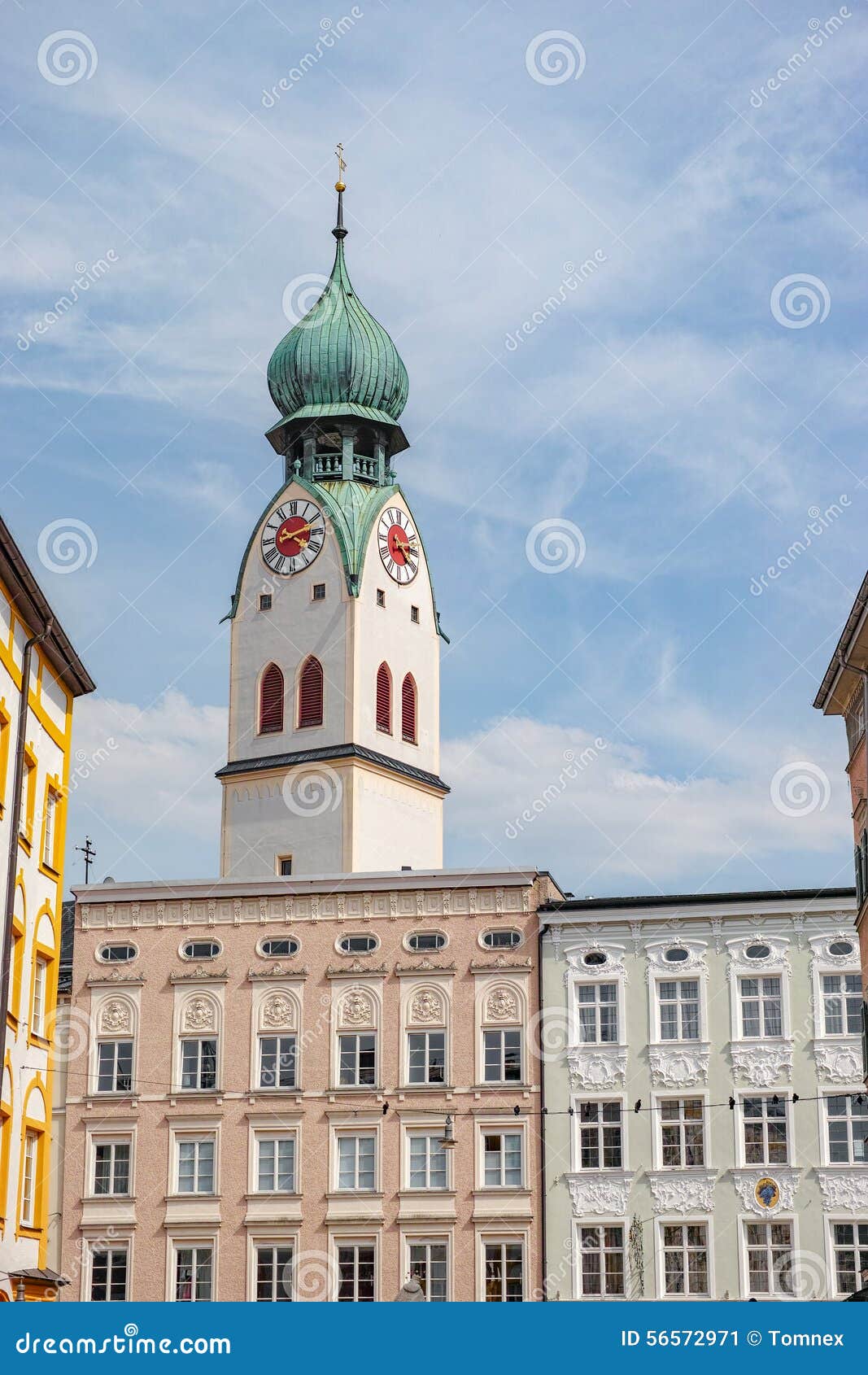 Конспект Rosenheim. Один из самых известных взглядов в баварском городе Rosenheim с славной башней церков