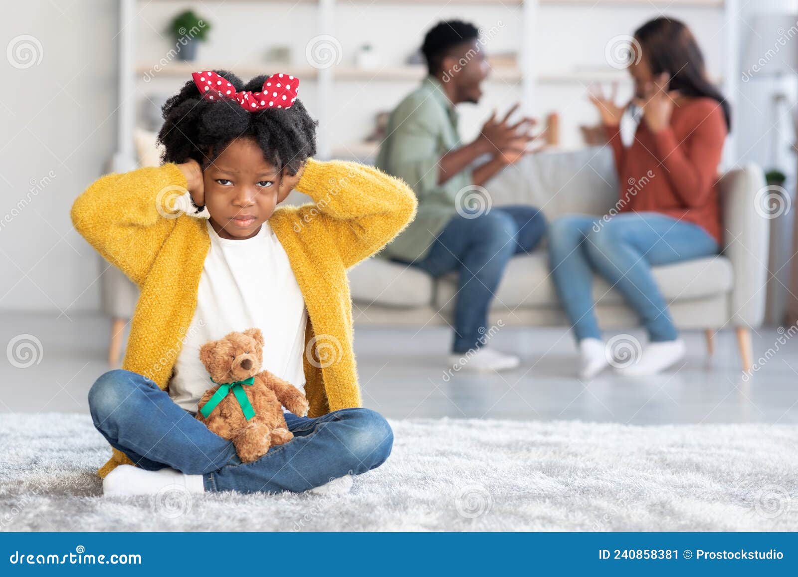 конфликты в семье. расстроенная чёрная девушка закрывает уши, пока ...