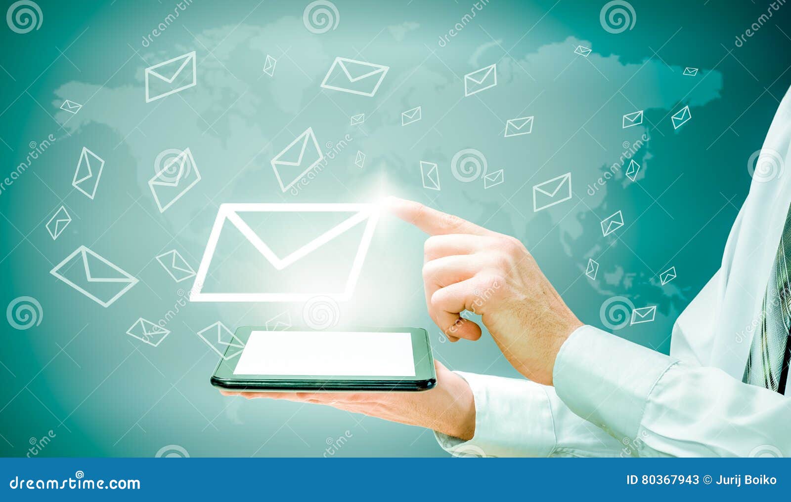 Концепция маркетинга электронной почты Бизнесмен делает посылку ...