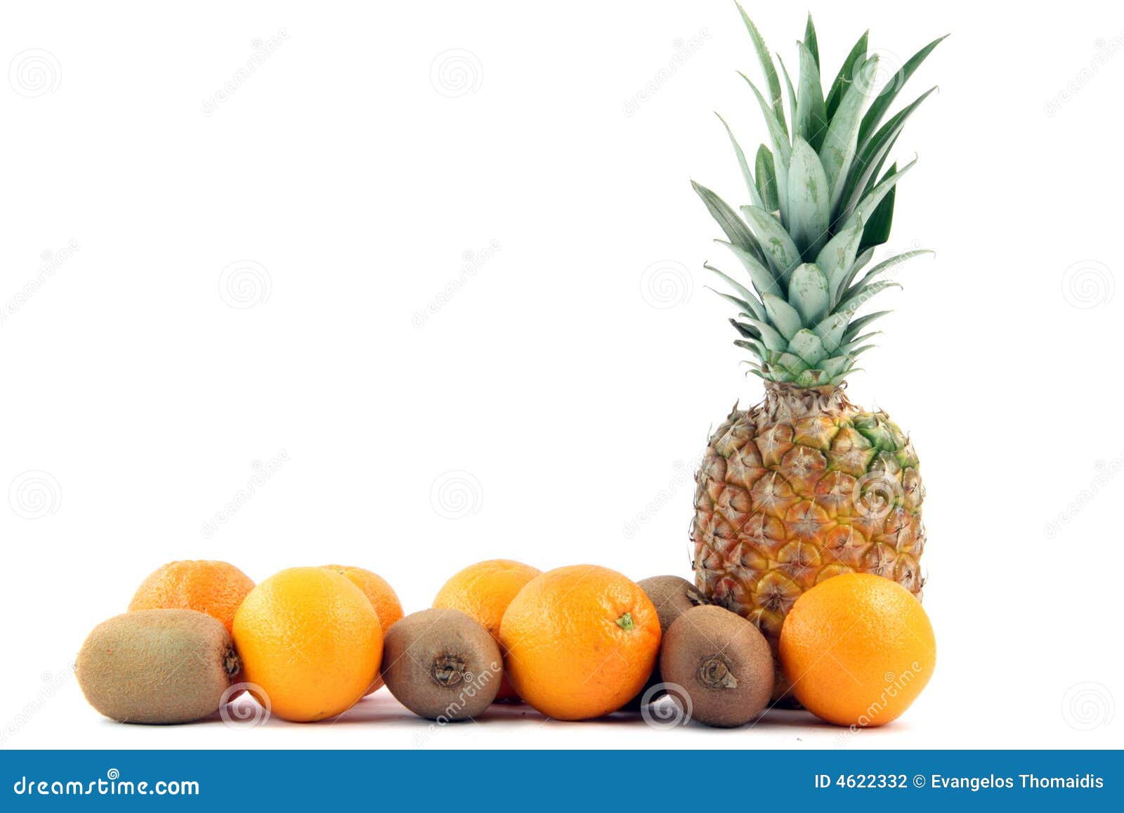 космос экземпляра ananas. экземпляр предпосылки ananas земледелия есть померанцы кивиа плодоовощей здоровые изолированные размечает белизну