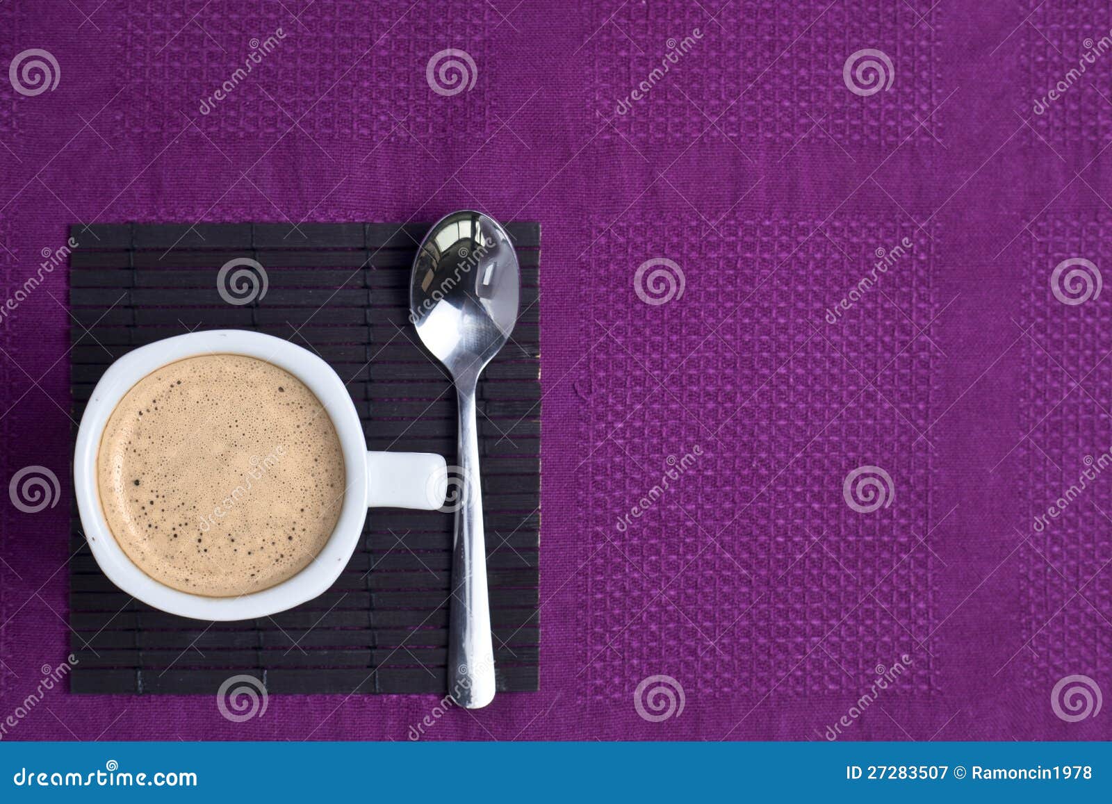Кофейная чашка на пурпуровой предпосылке