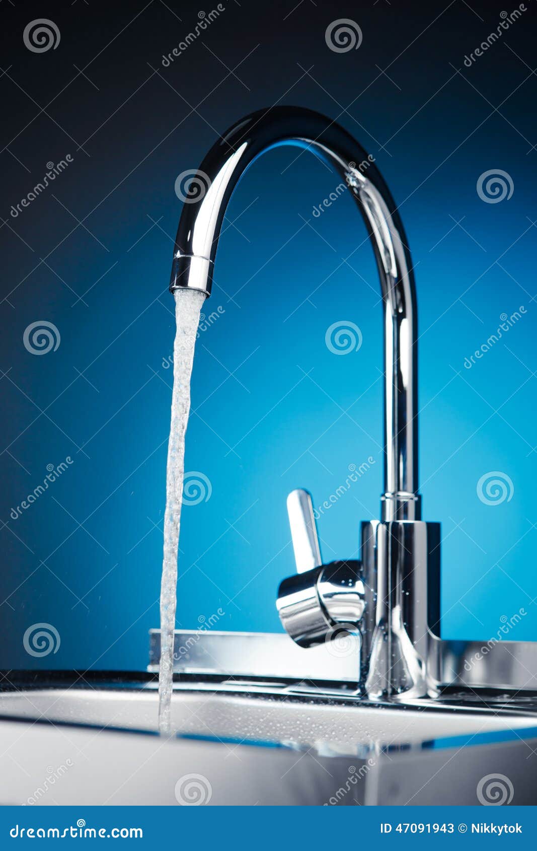 Кран смесителя с текущей водой Стоковое Изображение - изображение ...