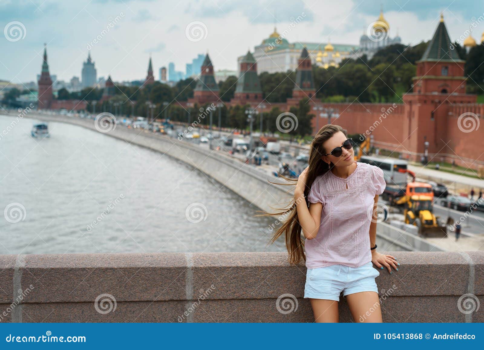 Девушка на фоне красной площади