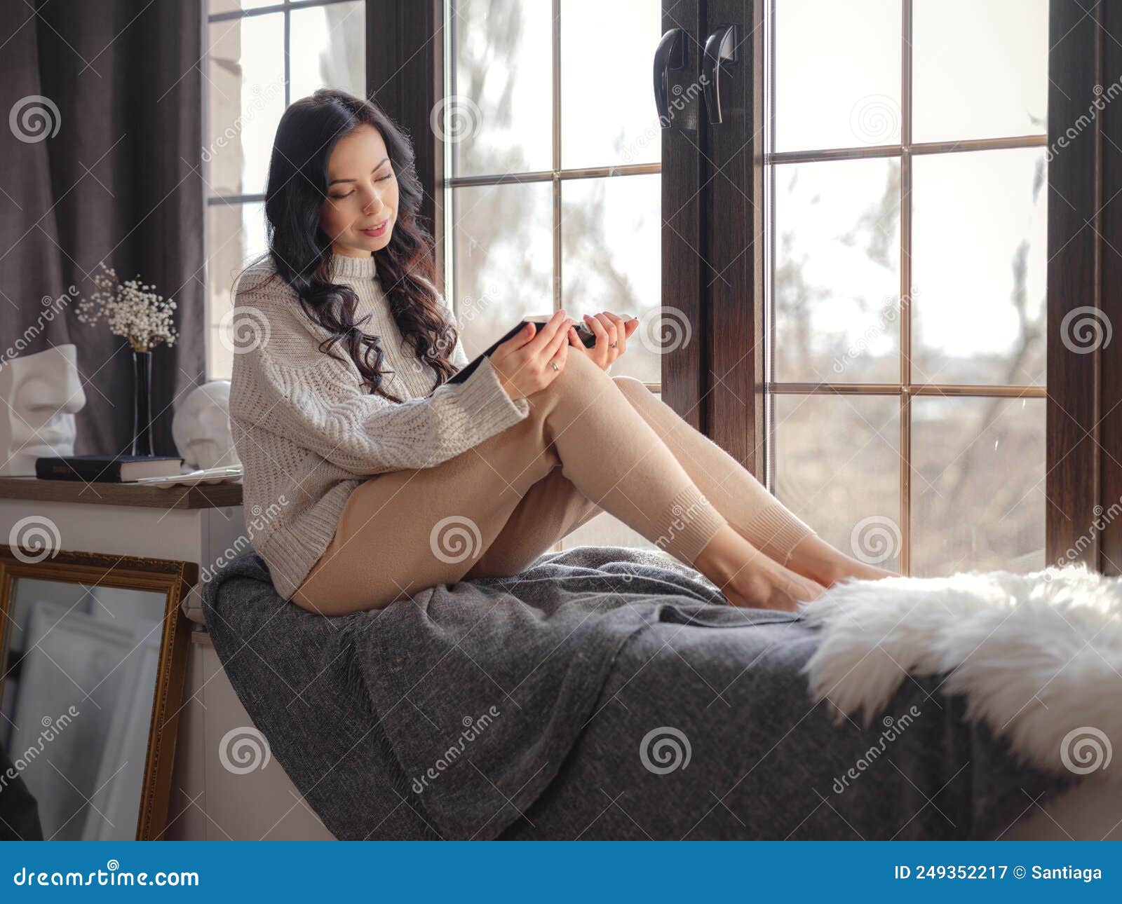 https://thumbs.dreamstime.com/z/красивая-молодая-женщина-читает-книгу-возле-окна-свободное-время-для-249352217.jpg