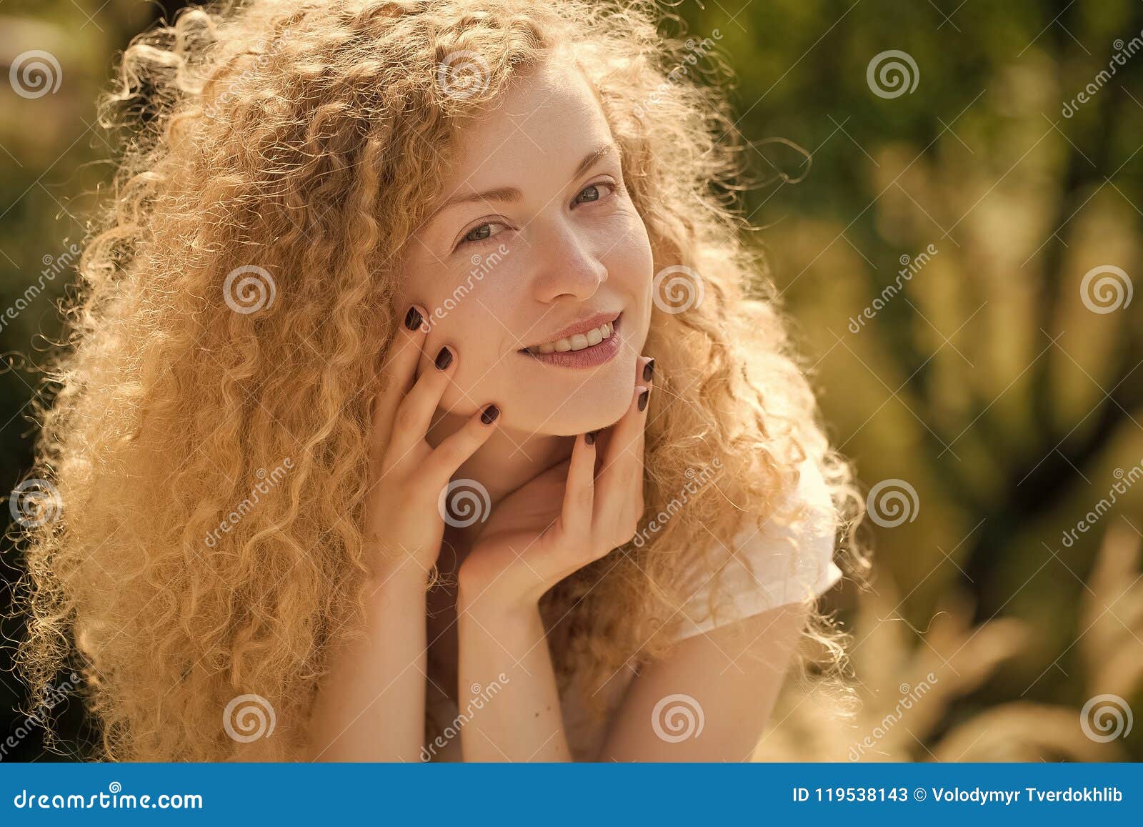 красивейшие курчавые волосы девушки счастливая напольная женщина ...