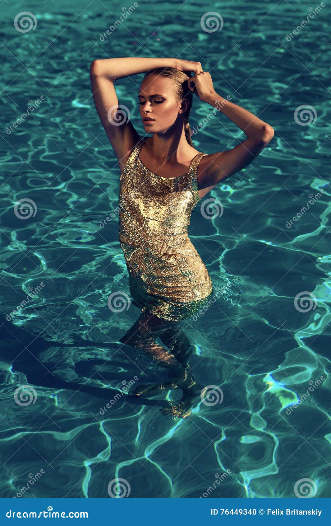 Красивые заплывы девушки в бассейне Стоковое Фото - изображение ...