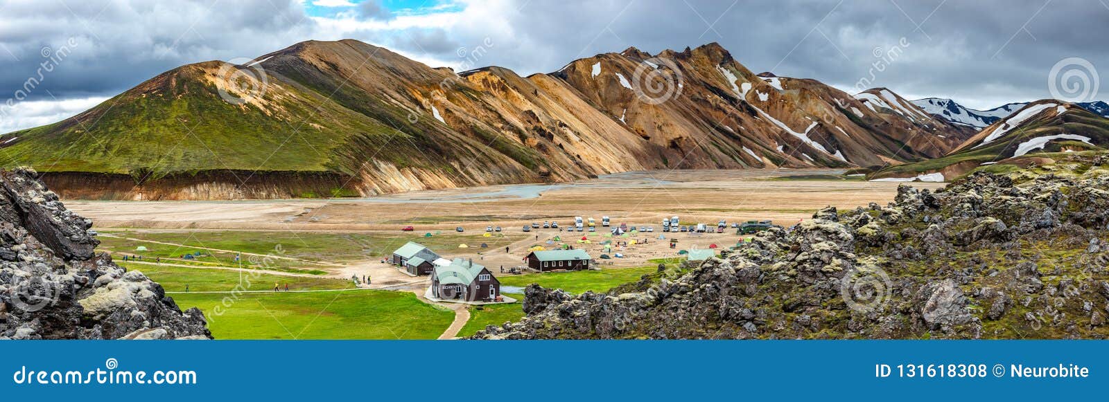 Красивые красочные вулканические горы Landmannalaugar и место для лагеря в Исландии, образовании земли