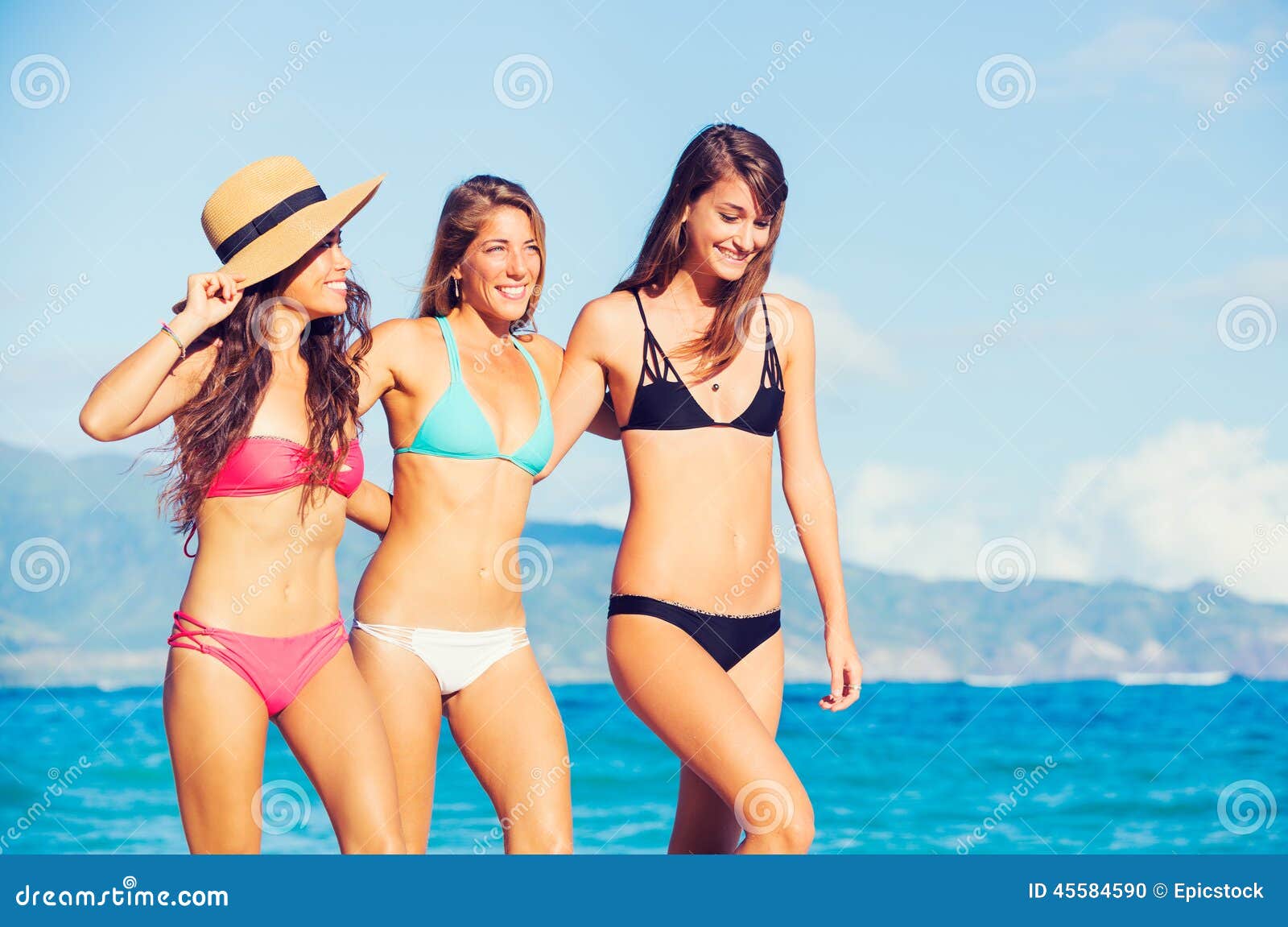 Да здравствует лето! Винтажные фото знаменитых красавиц на пляже