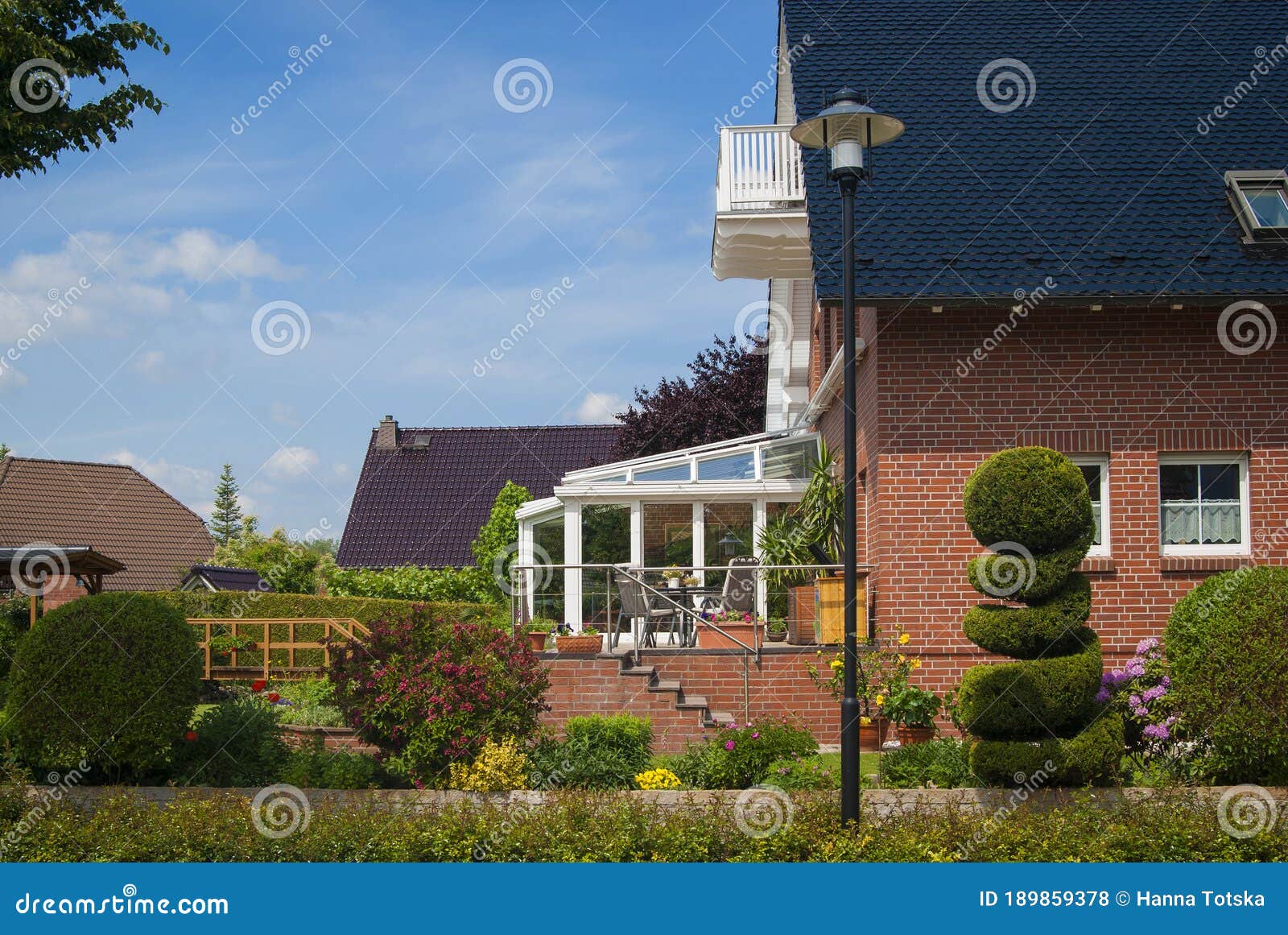 Красивые дома из кирпича (74 фото)