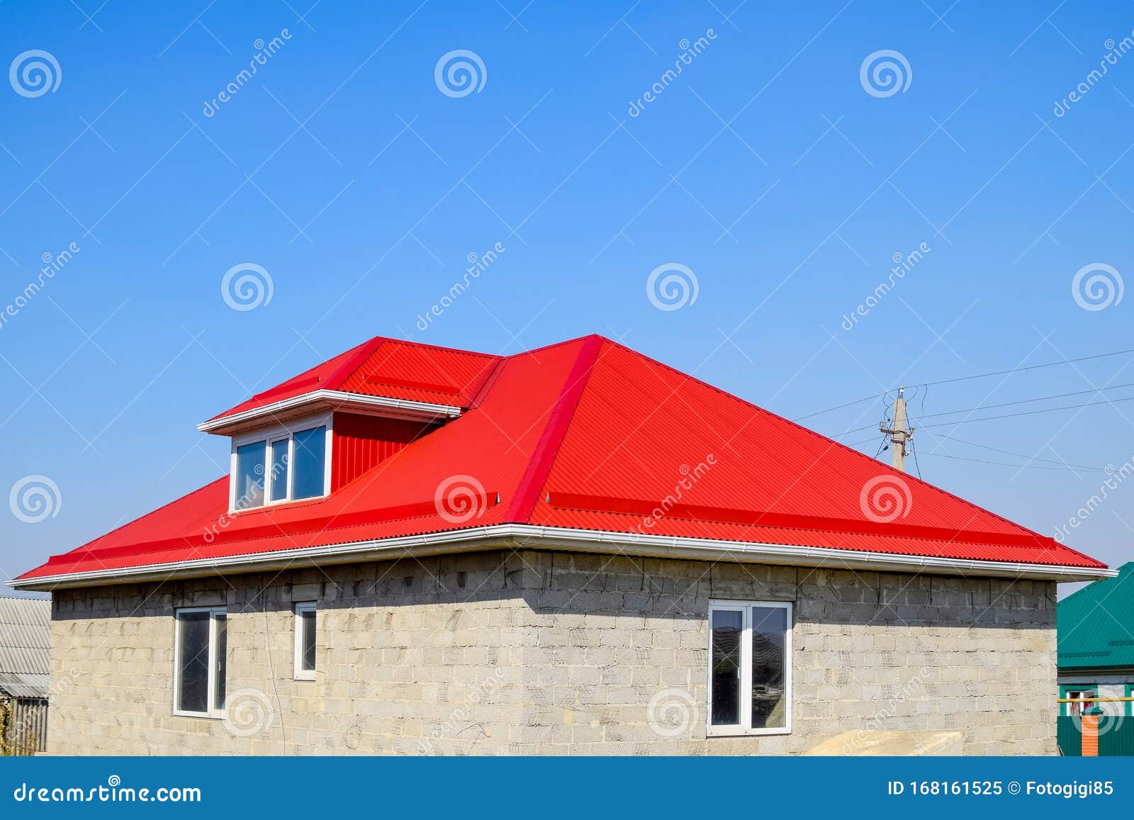 Красная рифленая крыша Дом шлакоблока Дом с пластмассовыми окнами и .