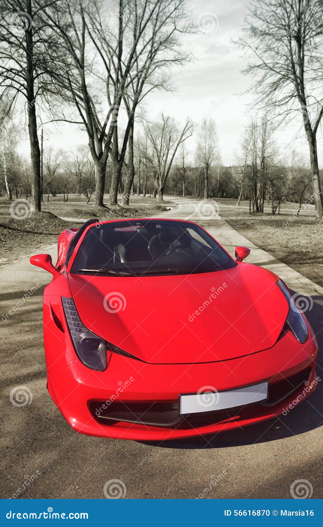 красное supercar. Красный суперкар против дороги покинутой узкой частью