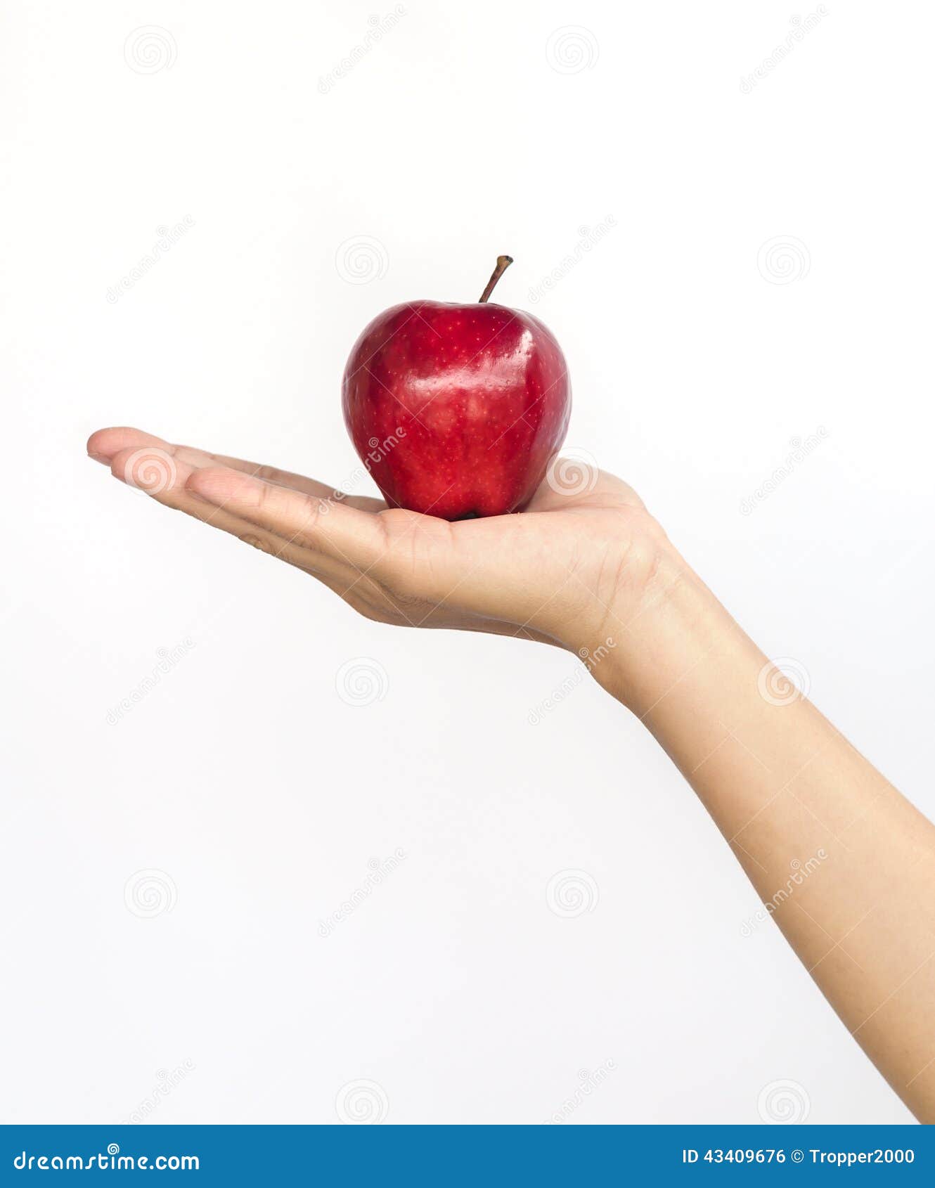 Держит яблоко
