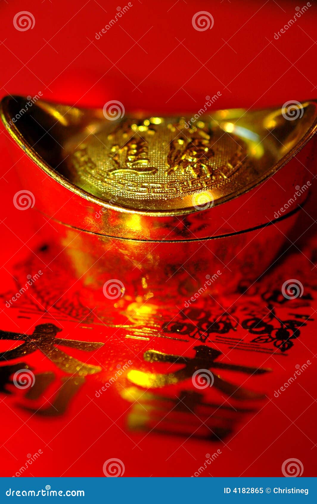 красный цвет китайского золотого ингота каллиграфии backgr удачливейший. золотого ингота dof каллиграфии предпосылки отмелое китайского удачливейшее красное