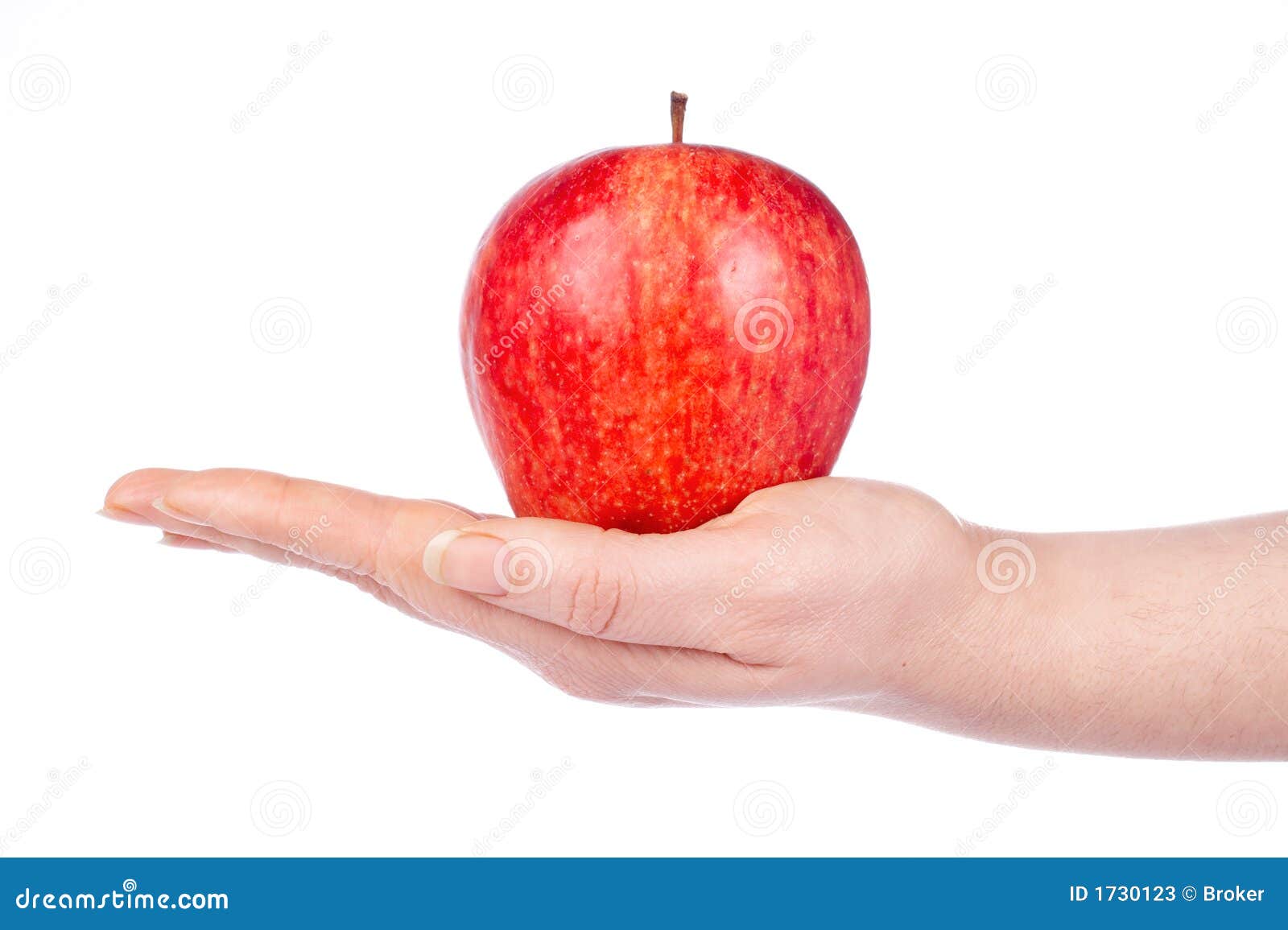 Откусанное яблоко в руке