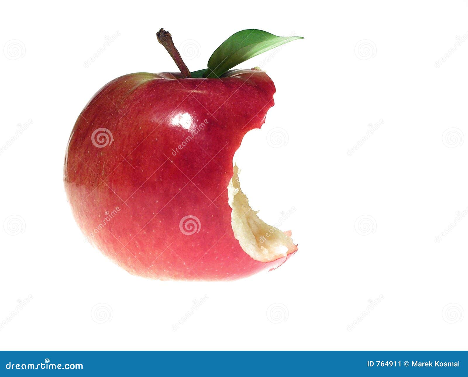 Яблоко откусанное на половину на белом фоне