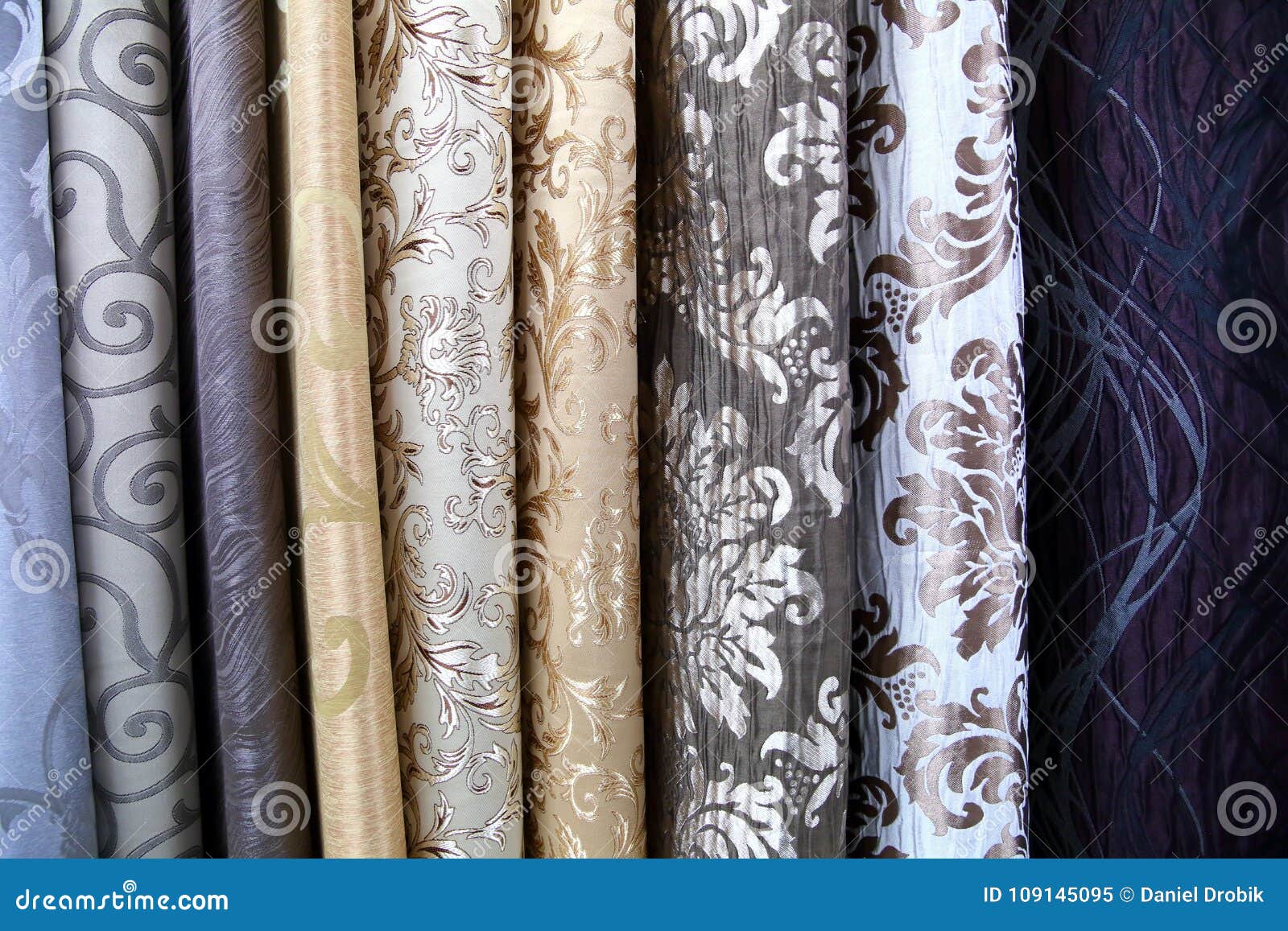 Красочная ткань использована для того чтобы конструировать вне все виды одежд для женщин и люди, она может быть холстом или хлопк. Красочная ткань использована для того чтобы конструировать вне все виды одежд для женщин и люди, может быть холстом или хлопком, и даже silk совсем соответствующим для одежд