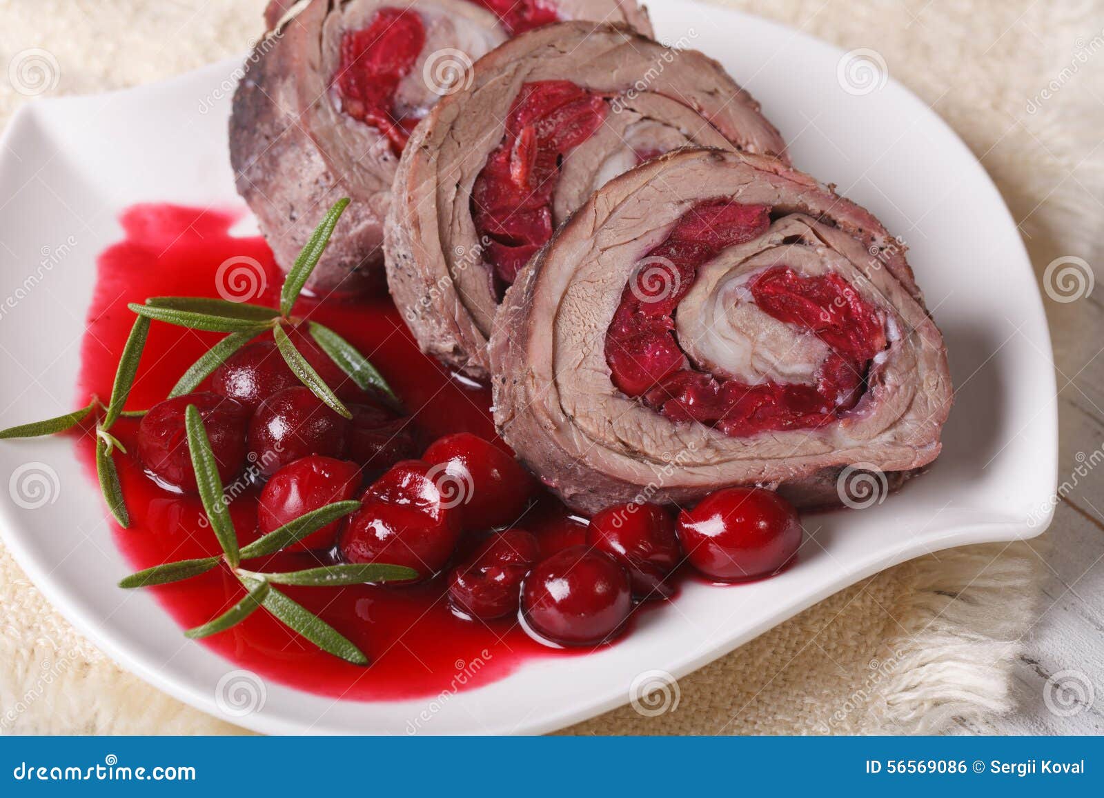 Рулет из мяса с брусникой