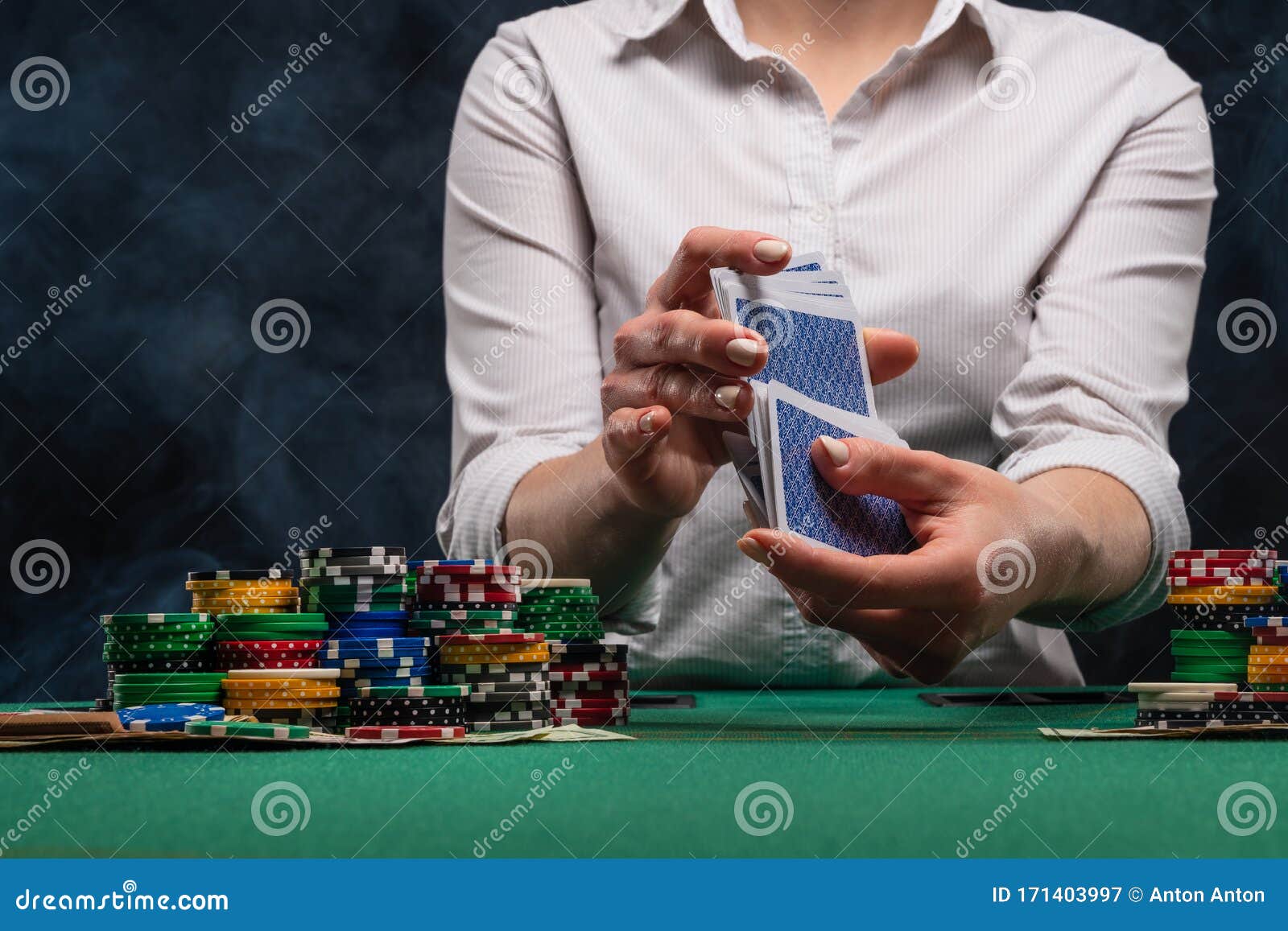 В казино карты раздает казино рояль клип смотреть