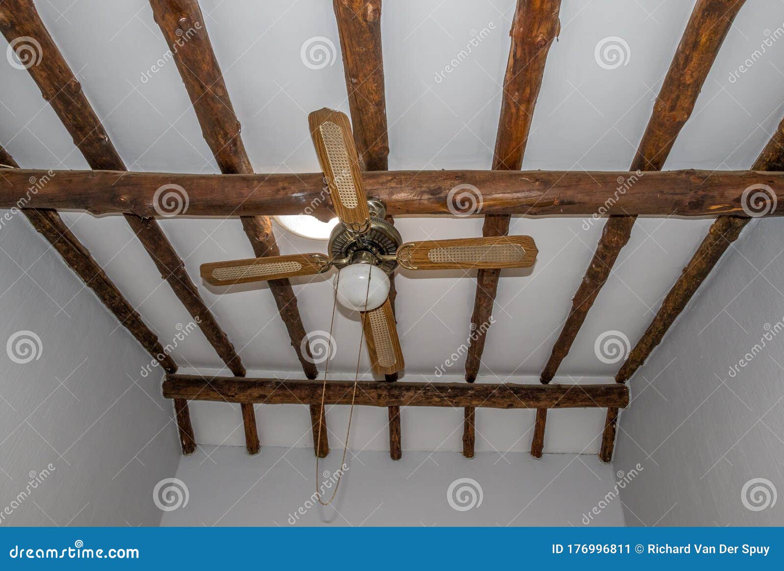 Деревянный потолок с декоративными балками: 165+ (Фото) дизайна и отделки
