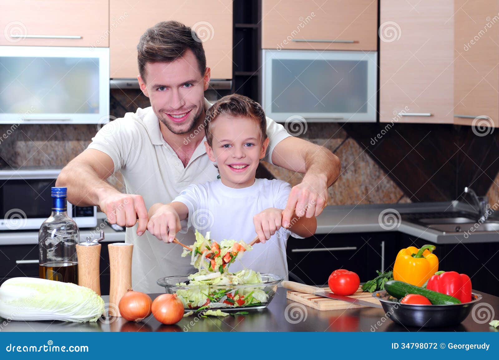 Сын на кухне