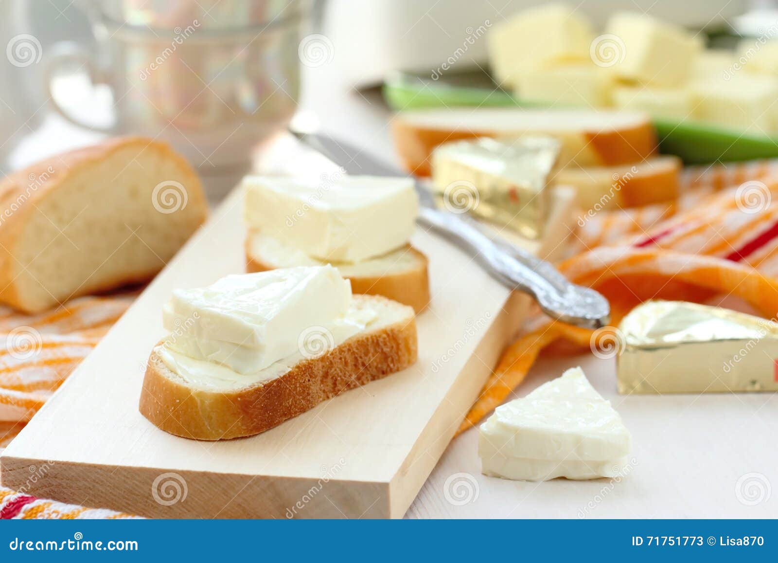 Кусок хлеба с плавленым сыром и маслом для завтрака Стоковое ...